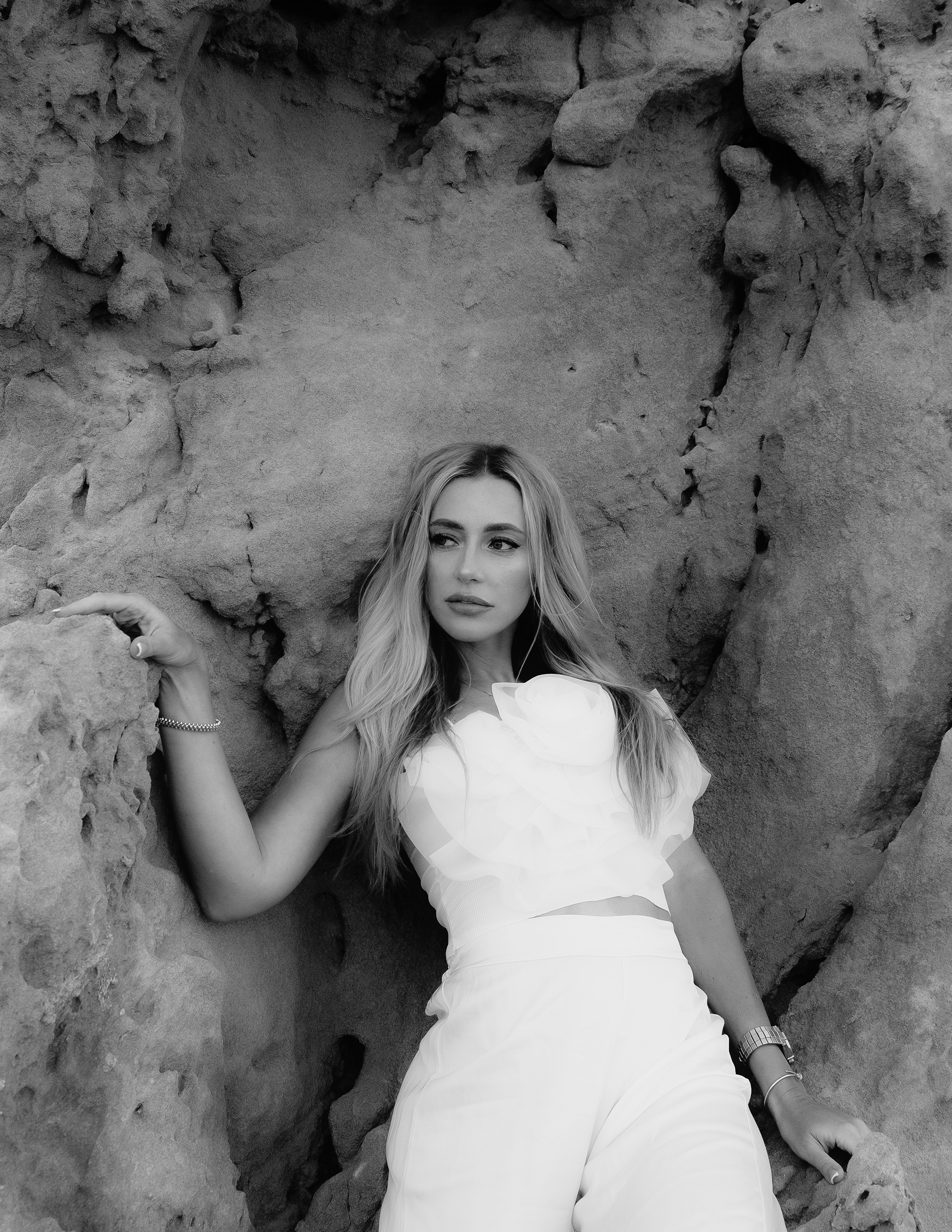 Delicate and sophisticated photoshoot on a rocky beach in Torrevieja — Portrait photographer in Alicante