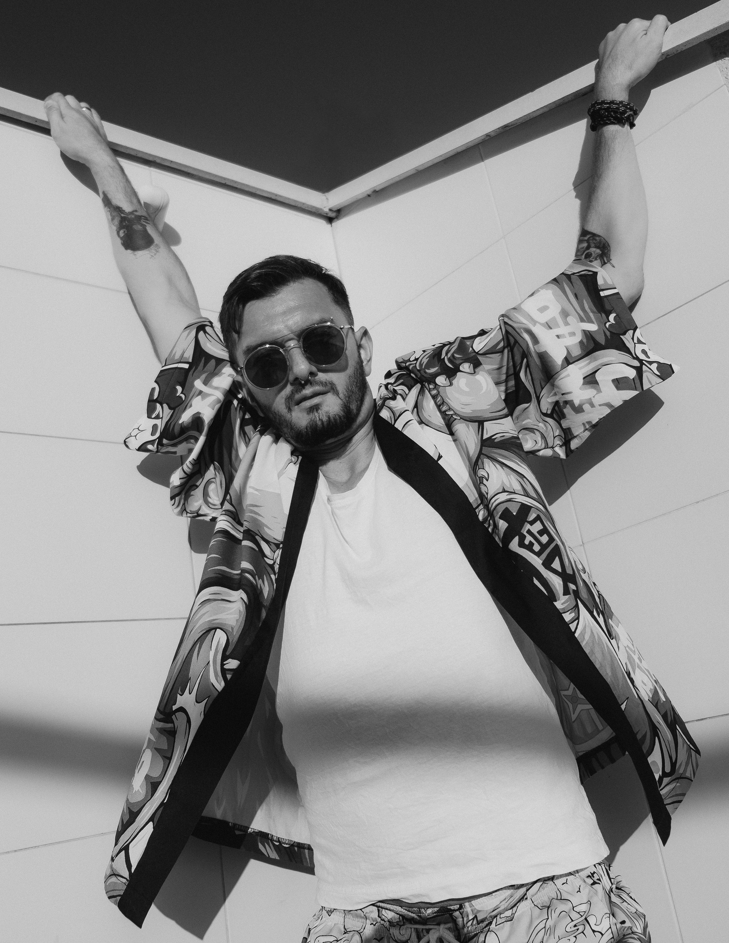 Стильная и веселая фотосессия для блогера на крыше в Торревьехе — Портретный фотограф в Аликанте