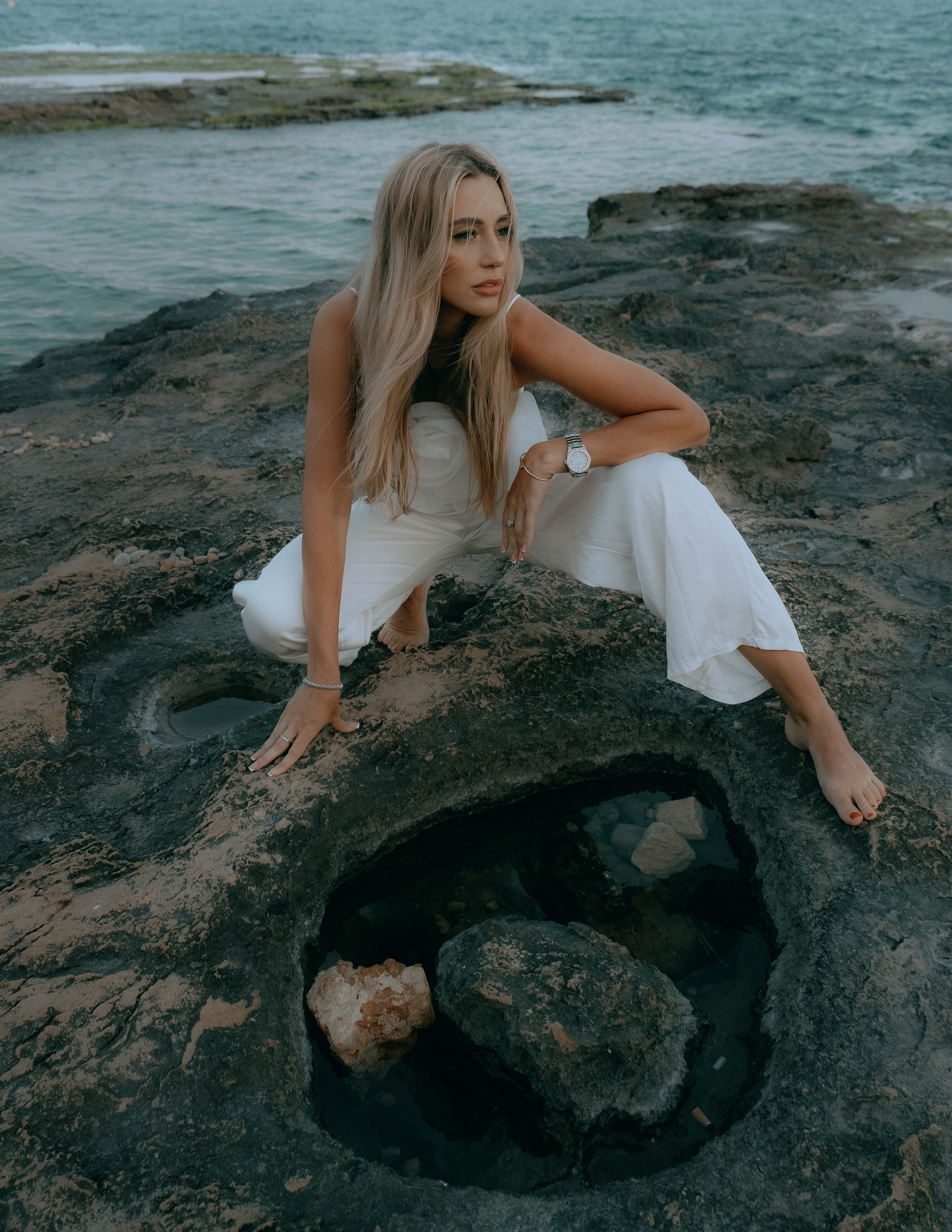 Delicate and sophisticated photoshoot on a rocky beach in Torrevieja — Portrait photographer in Alicante