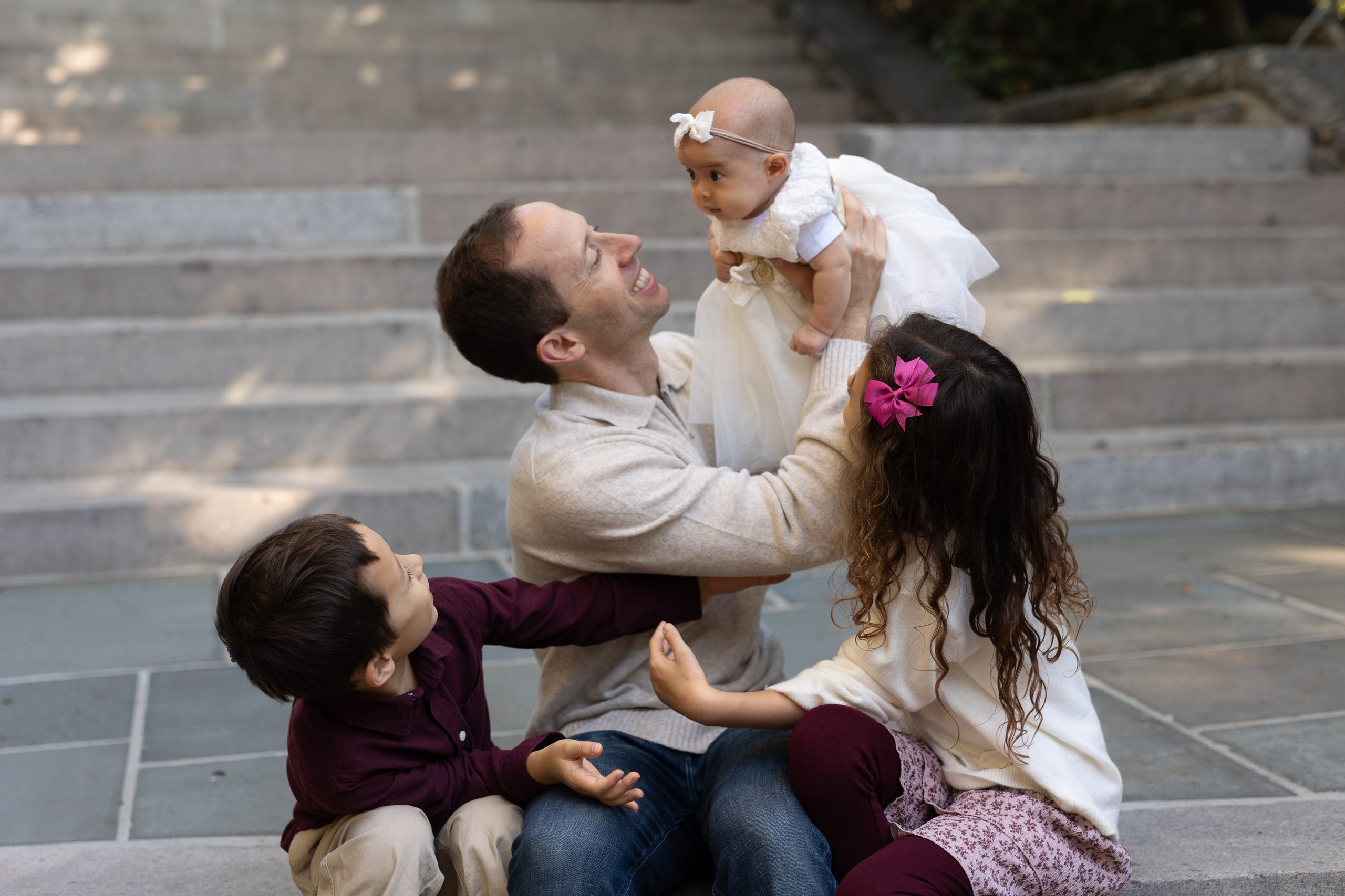 Family photoshoot in Carl Schurz Park. Family, lifestyle, and commercial photography in New York and New Jersey
