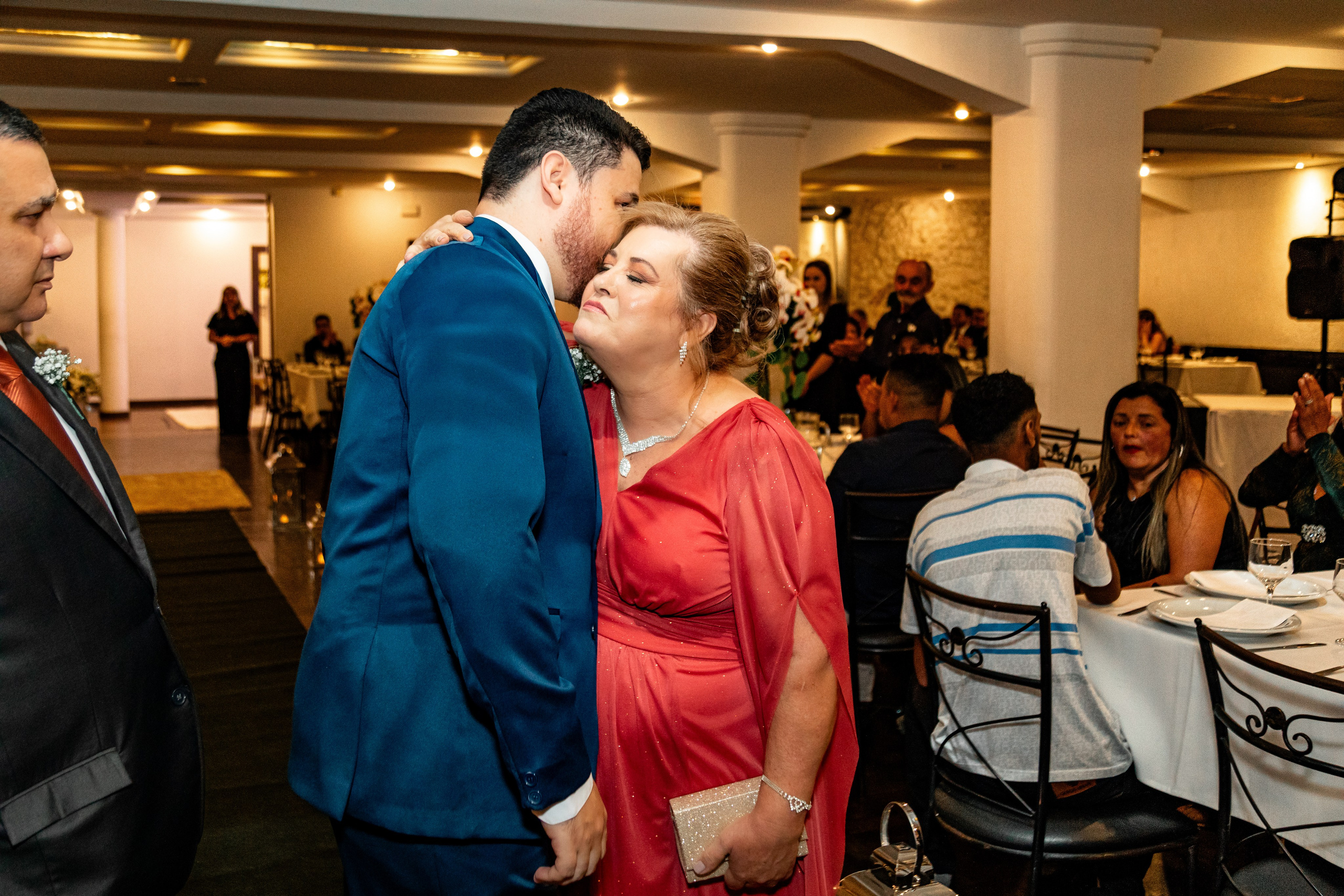 fotografia do noivo e sua mãe na entrada da cerimônia