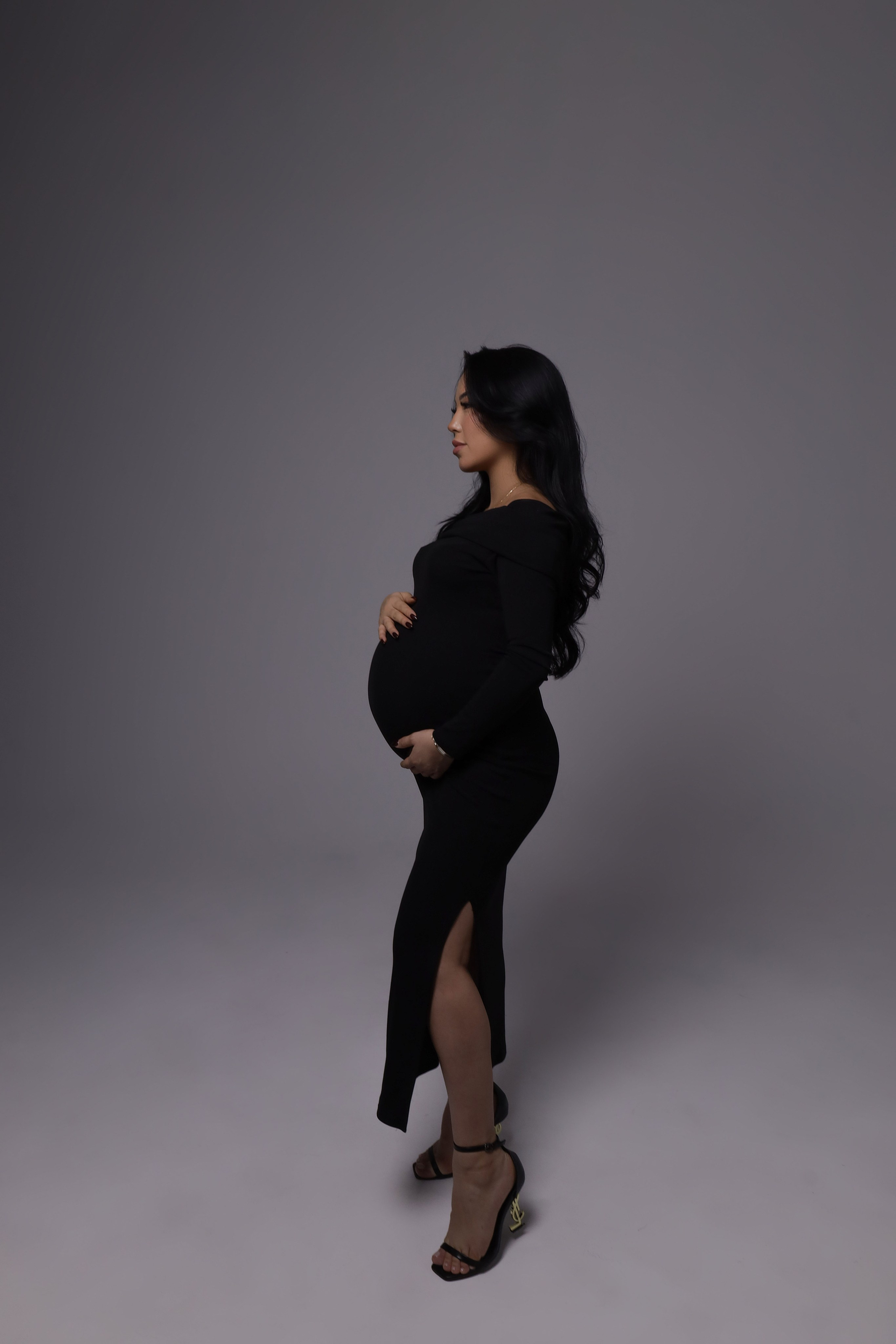 черное базовое платье с опущенными плечами,трикотаж,так же имеется в оттенке пудра.Размер универсальный