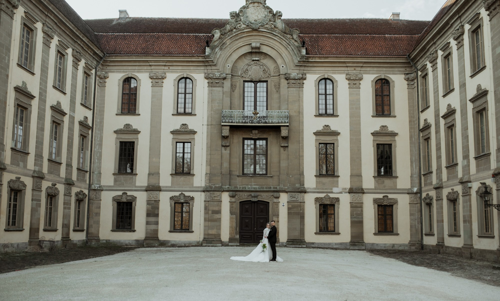 Brautpaar vor Schloss Schillingsfürst – Hochzeitsfotograf Franken Anna Saribekyan