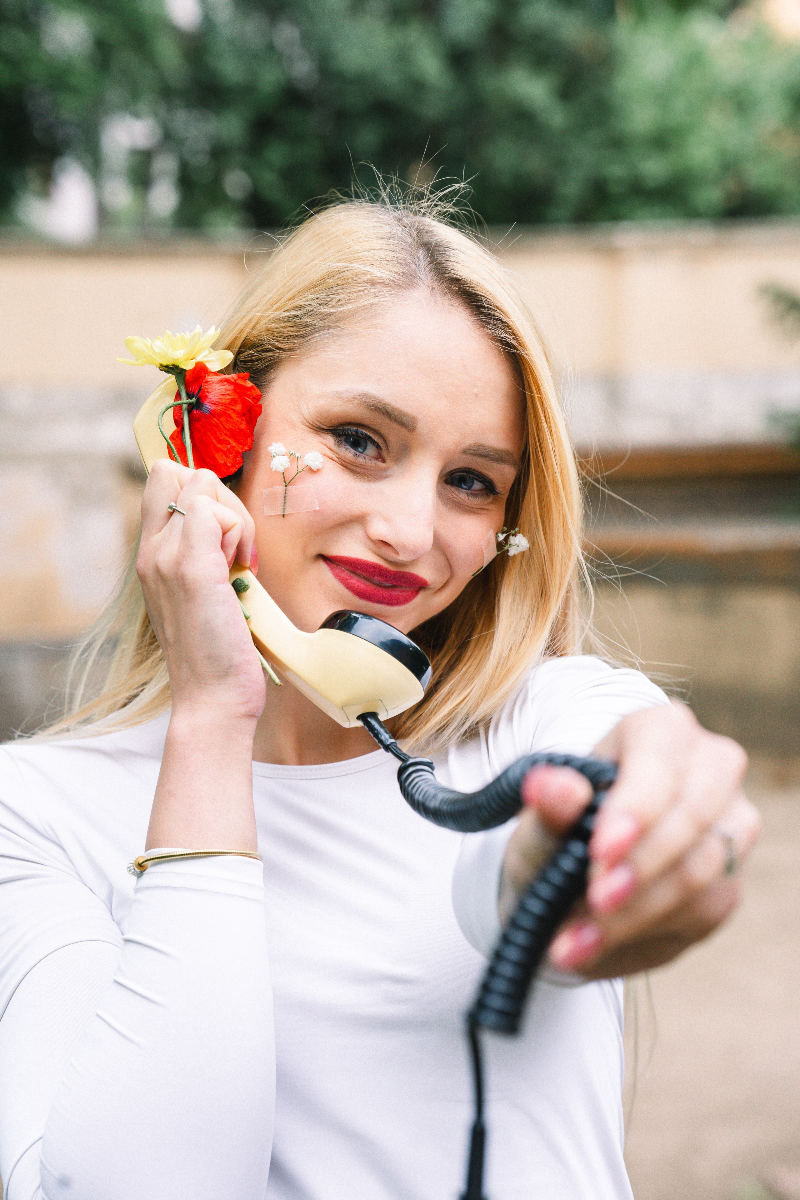 Utržené sluchátko. Jana Holubová | Svatební, párová a rodinná fotografka v Praze