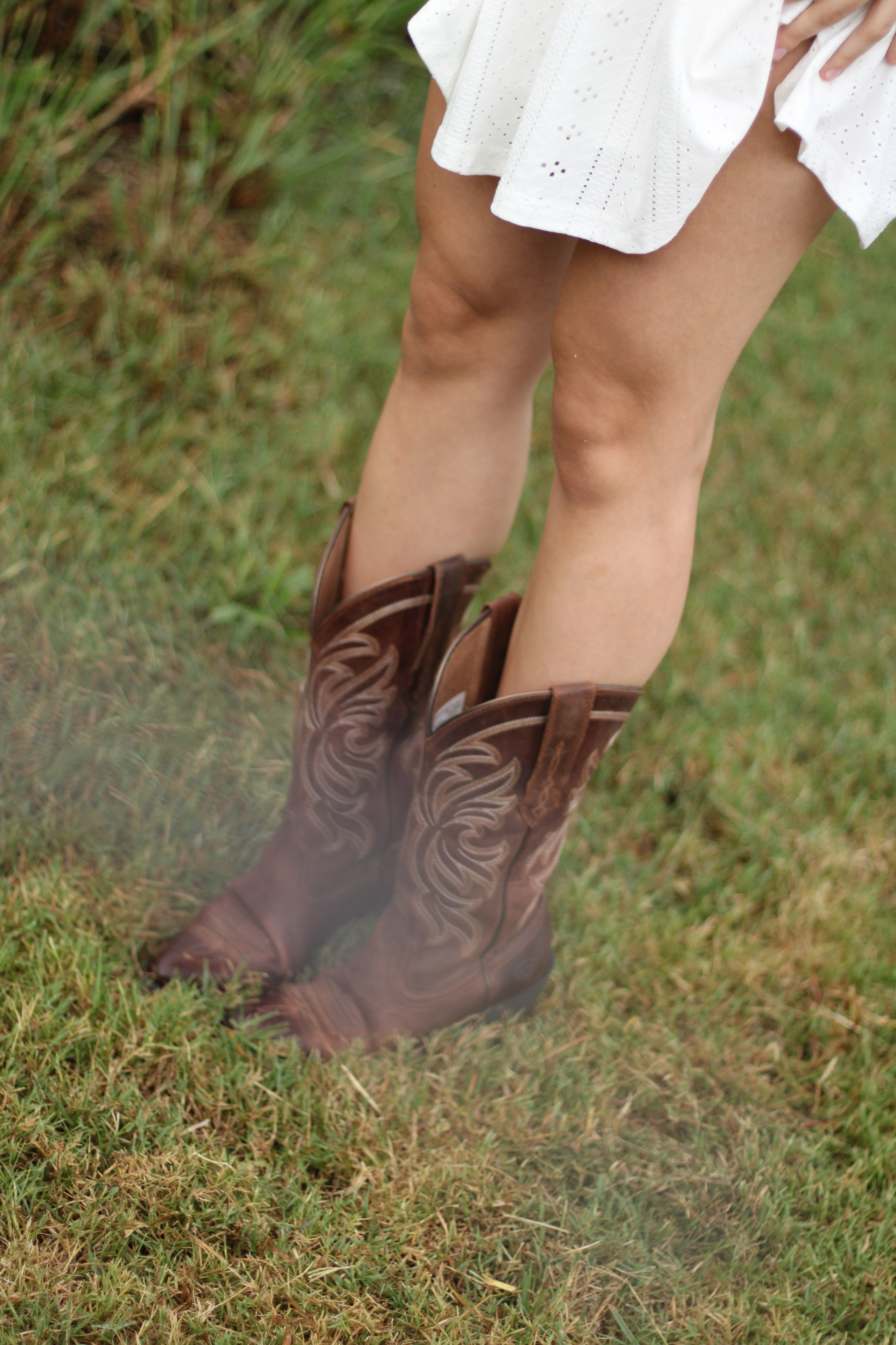 Countryside cowgirl-style portrait photoshoot. Lana Petrychenko — Portrait & Family Photographer. Valencia, Spain