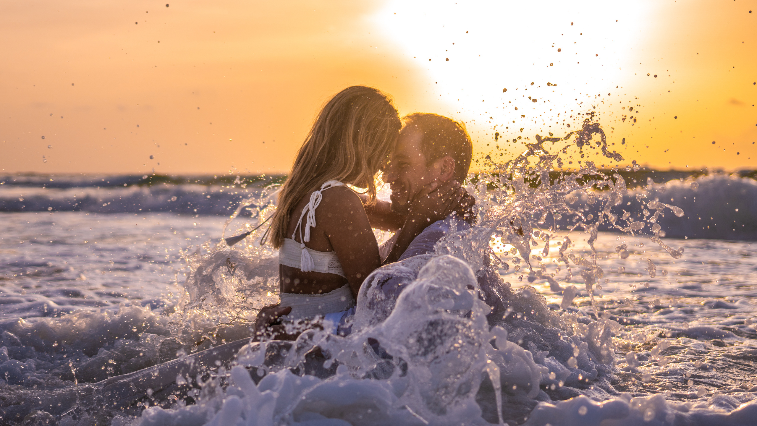 Waves crashing at romantic beach shoot in Mexico. photosession in Cancun