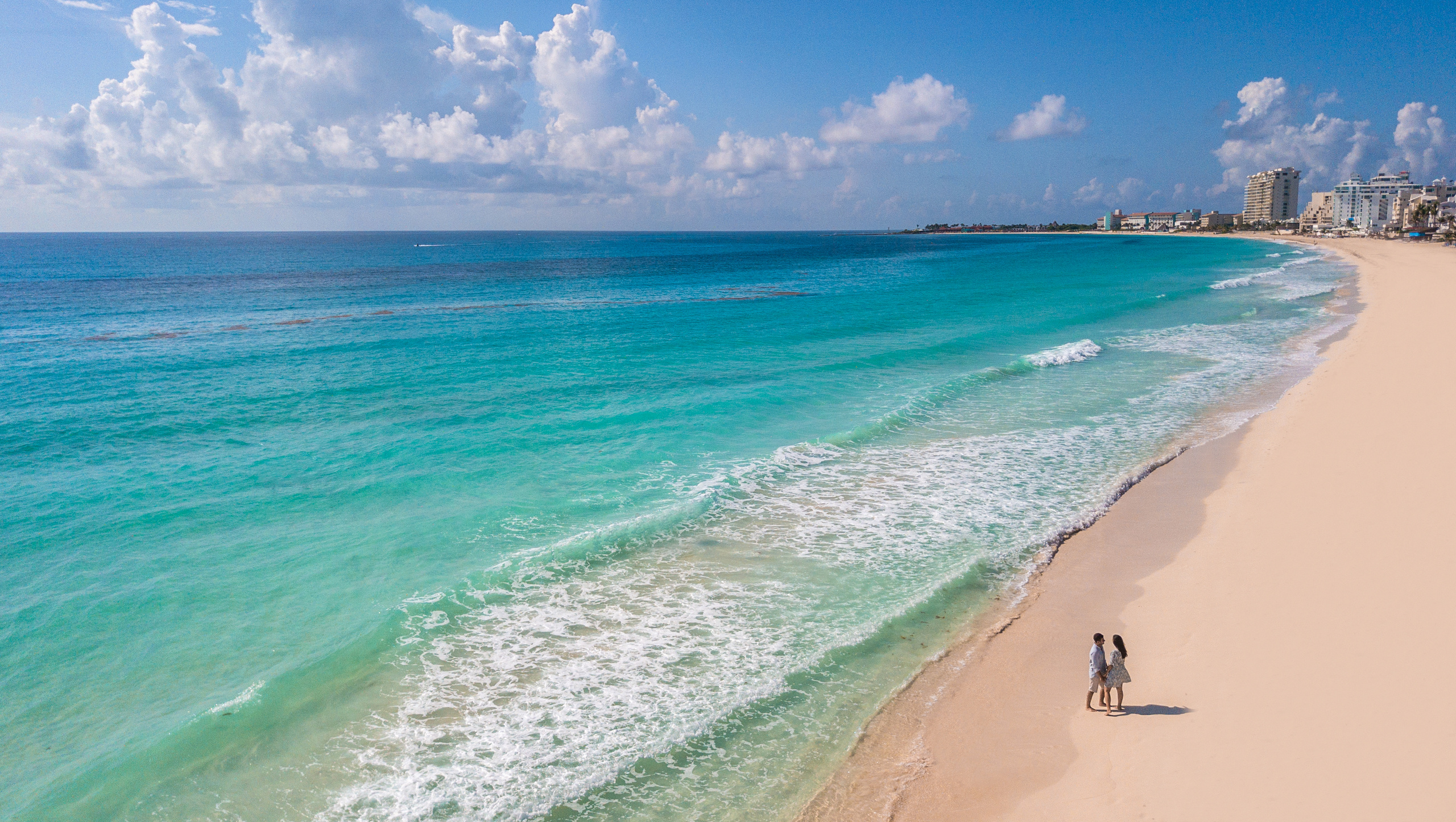 Romantic moment on the shore in Cancun. Cancun photographer
