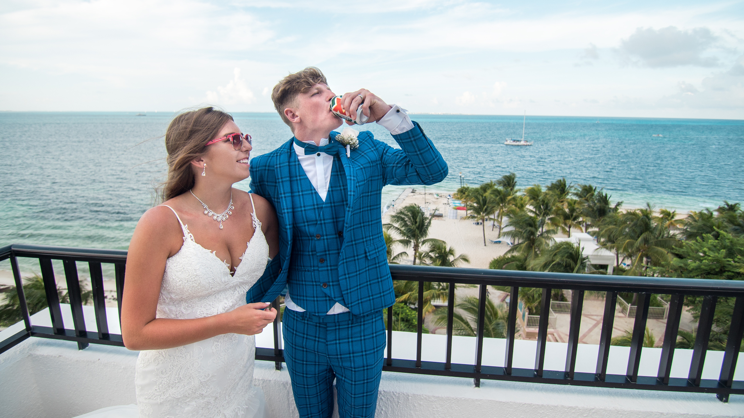 Blue sky and turquoise water wedding backdrop – Photographer in Mexico