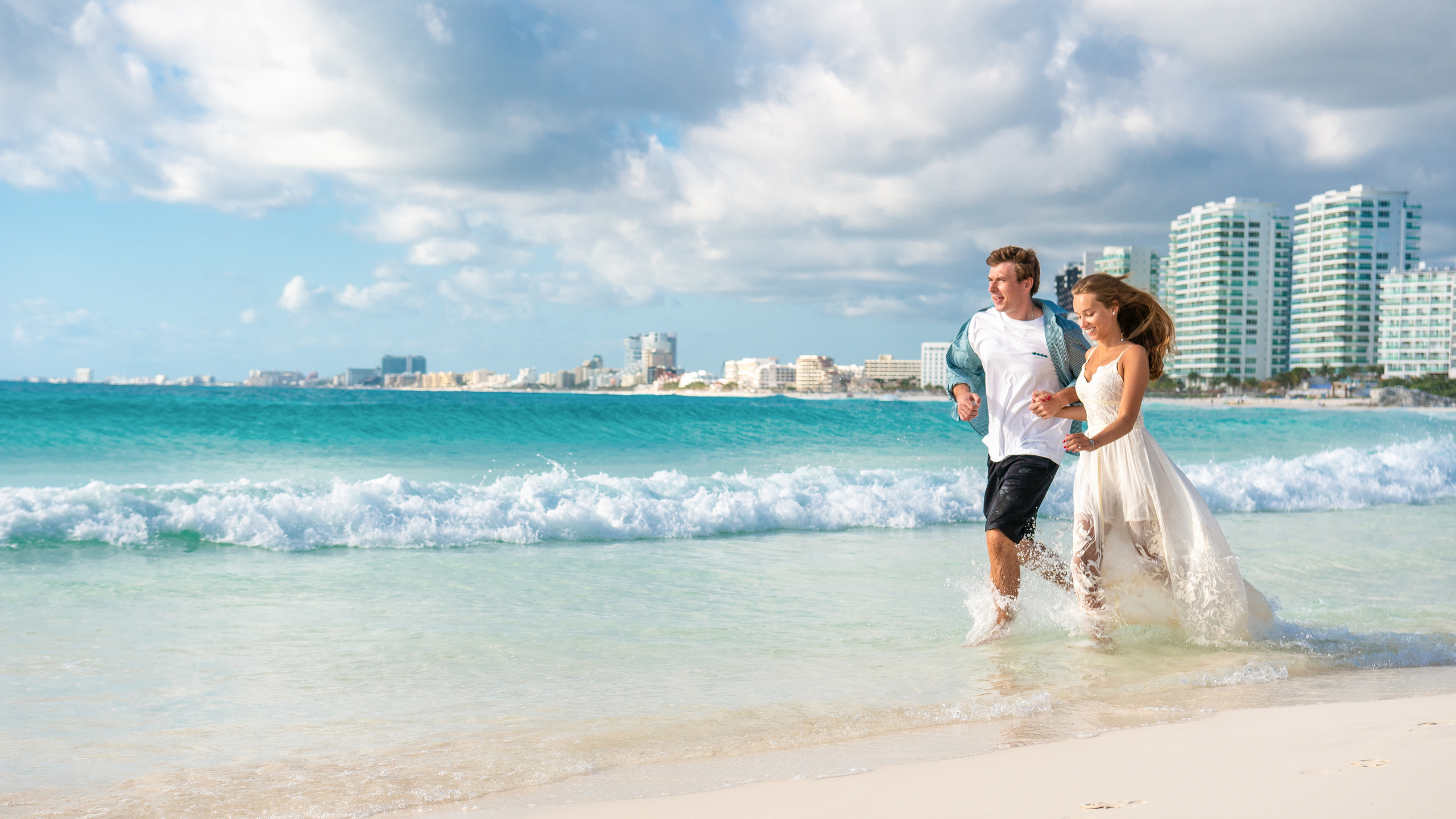 Upscale romantic shoot by the ocean in Cancun