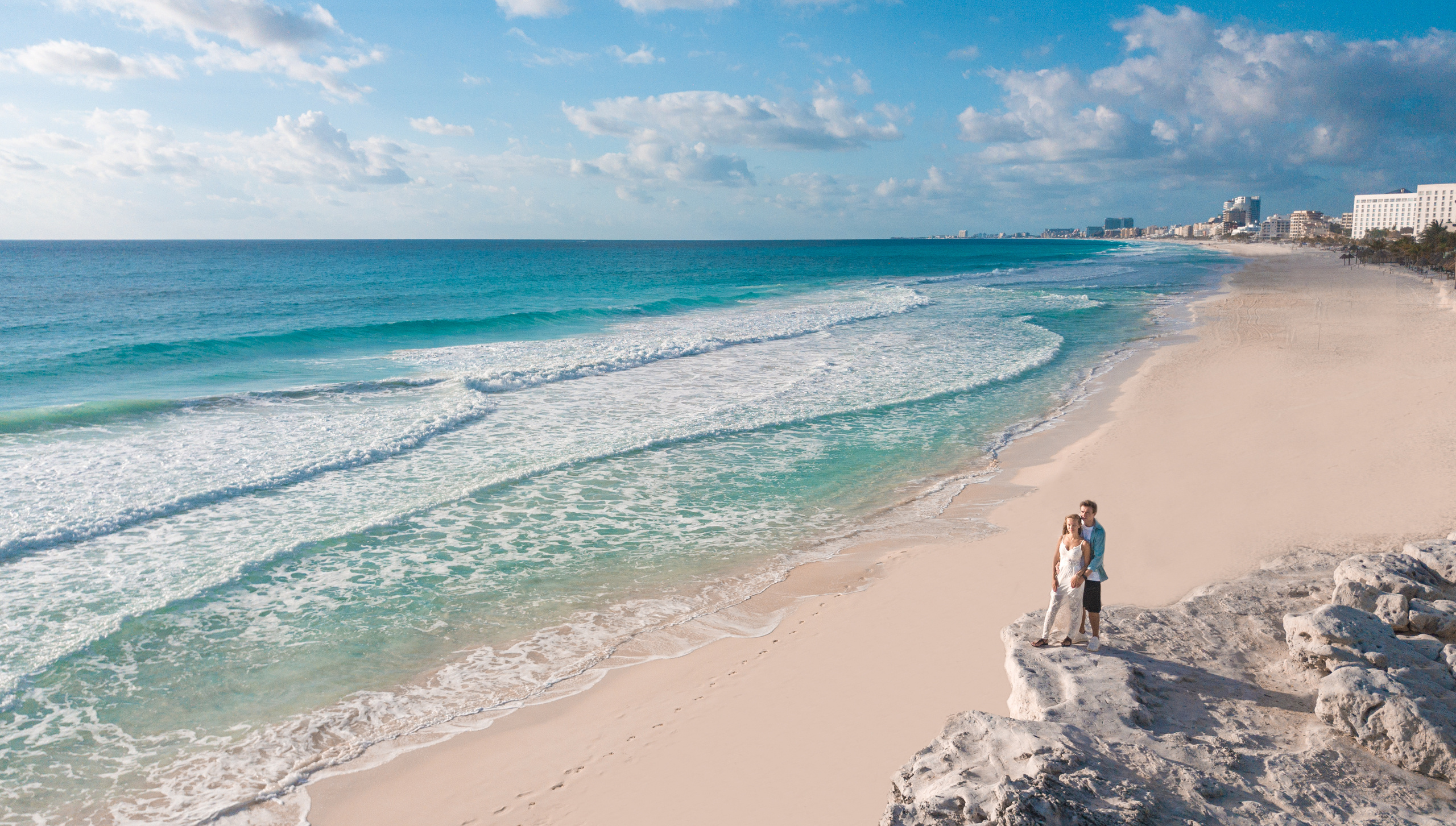 Authentic travel couple photo session in Cancun. Exclusive photo in Mexico