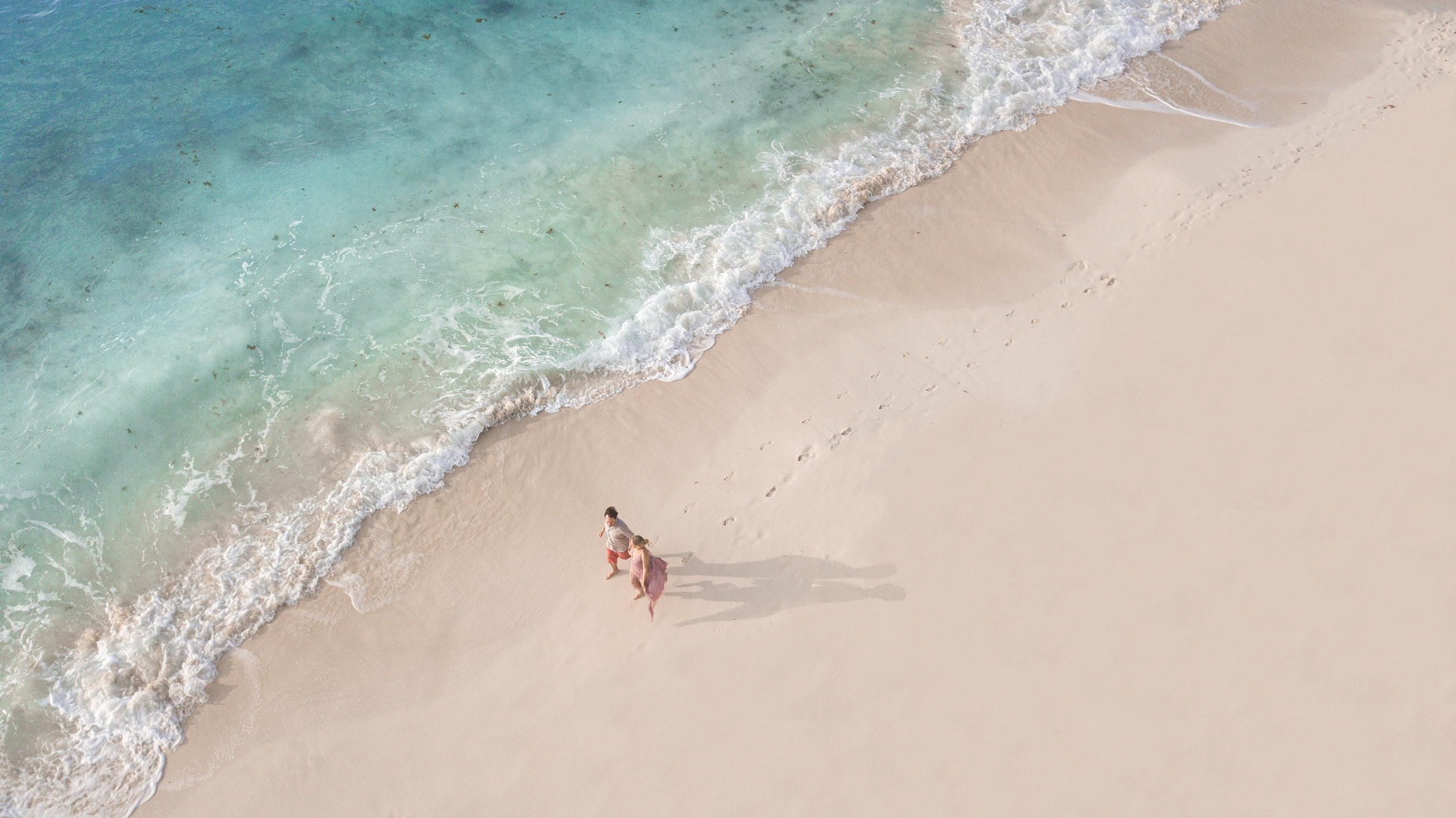 High-end couple’s photo session at the beach in Cancun