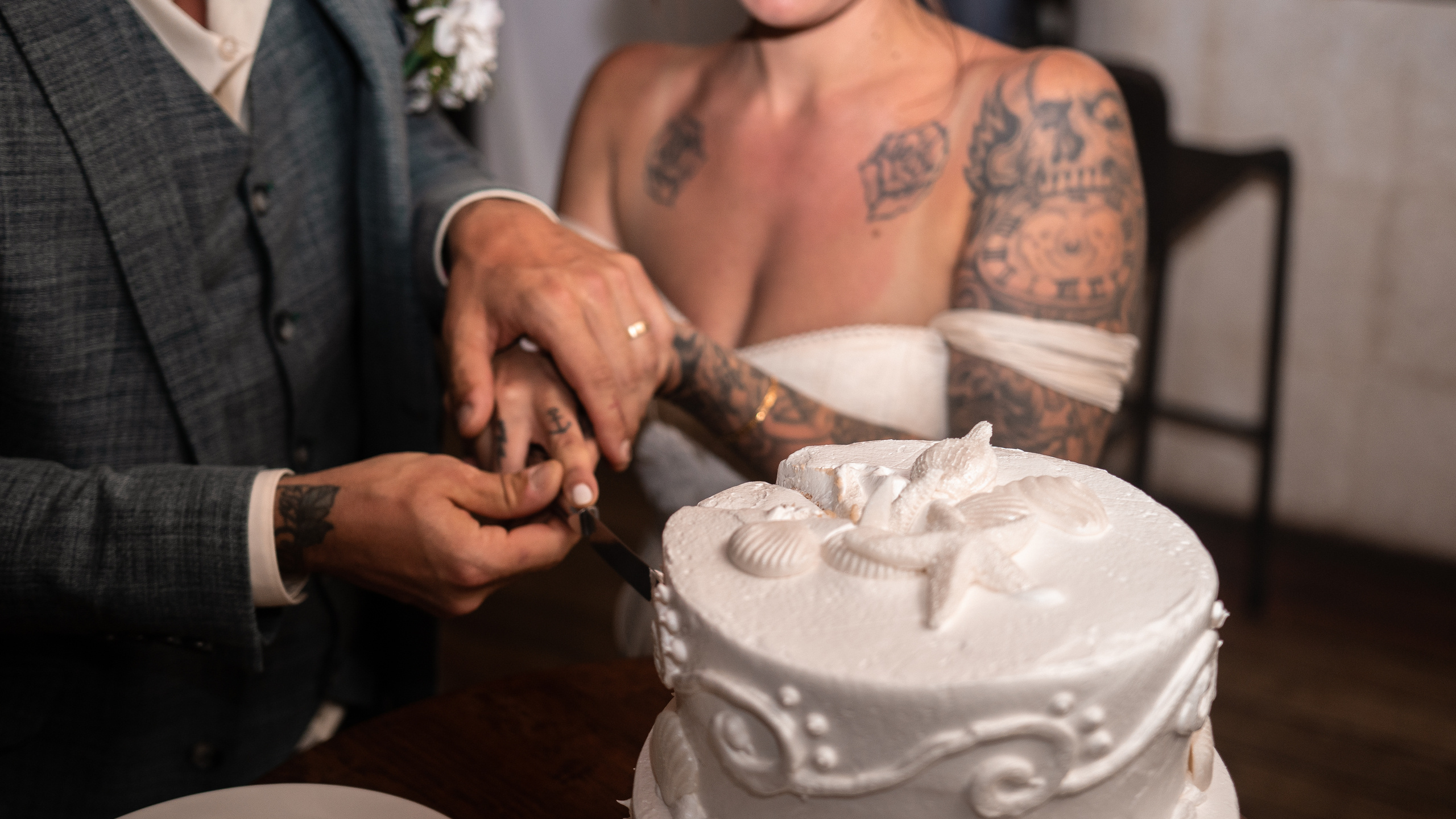 Wedding cake photo session captured professionally in Mexico