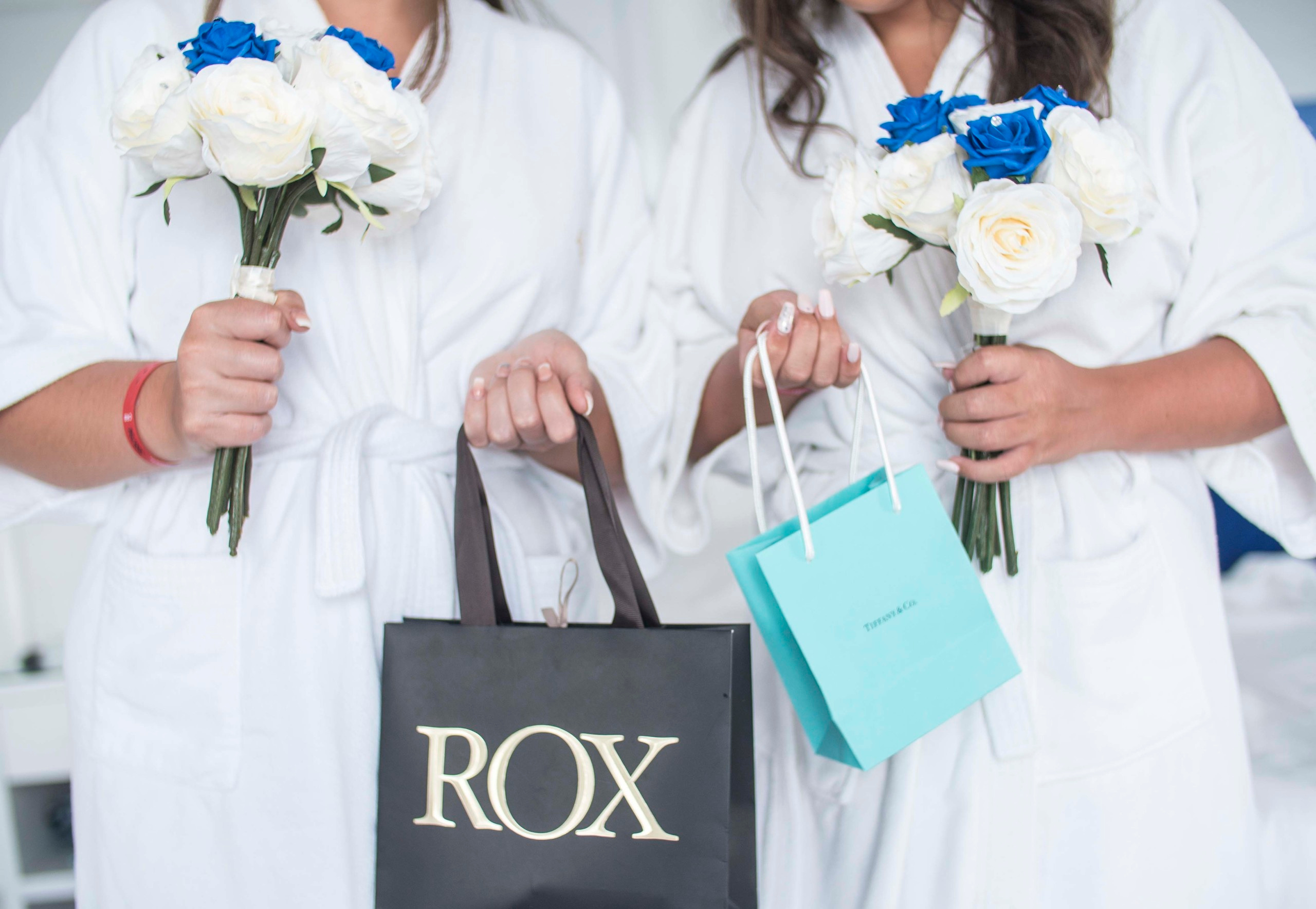 Cancun wedding photographer capturing joyful bridal party moment