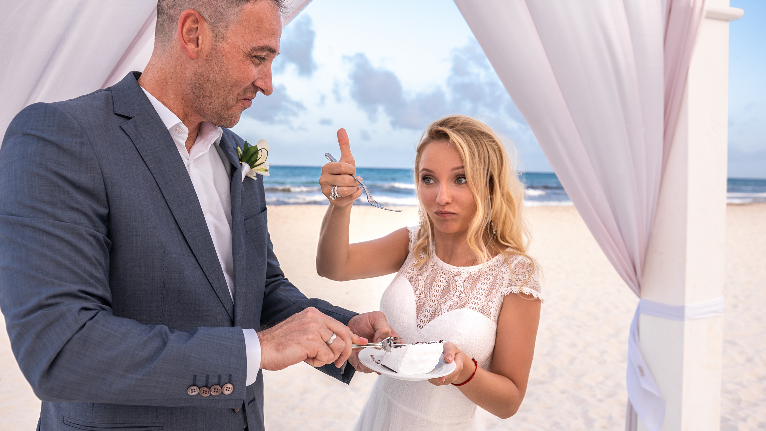 Authentic Mexican wedding cake ceremony captured in detail by photographer in Mexico
