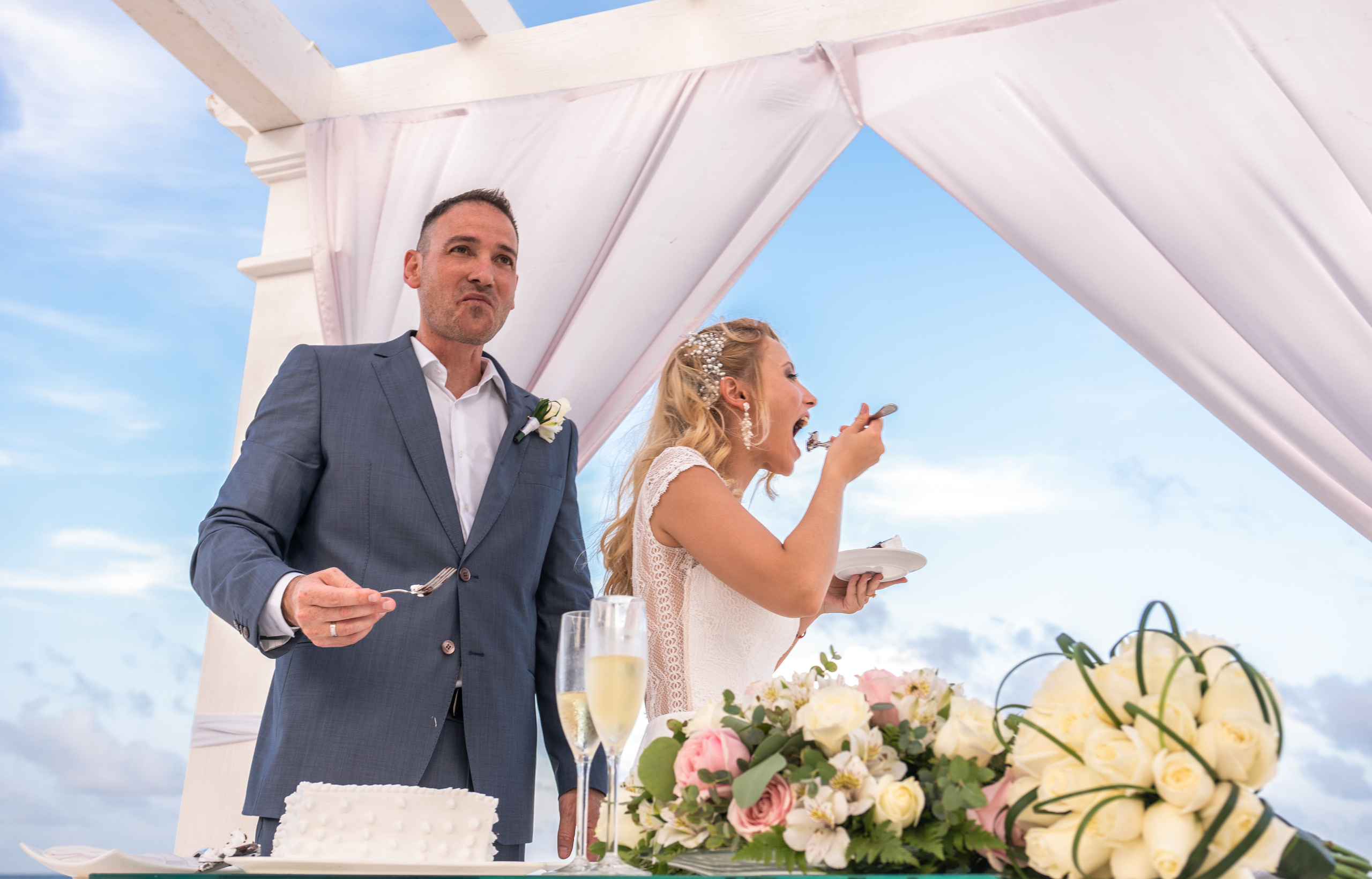 Stylish cake table setting with natural flowers in Cancun