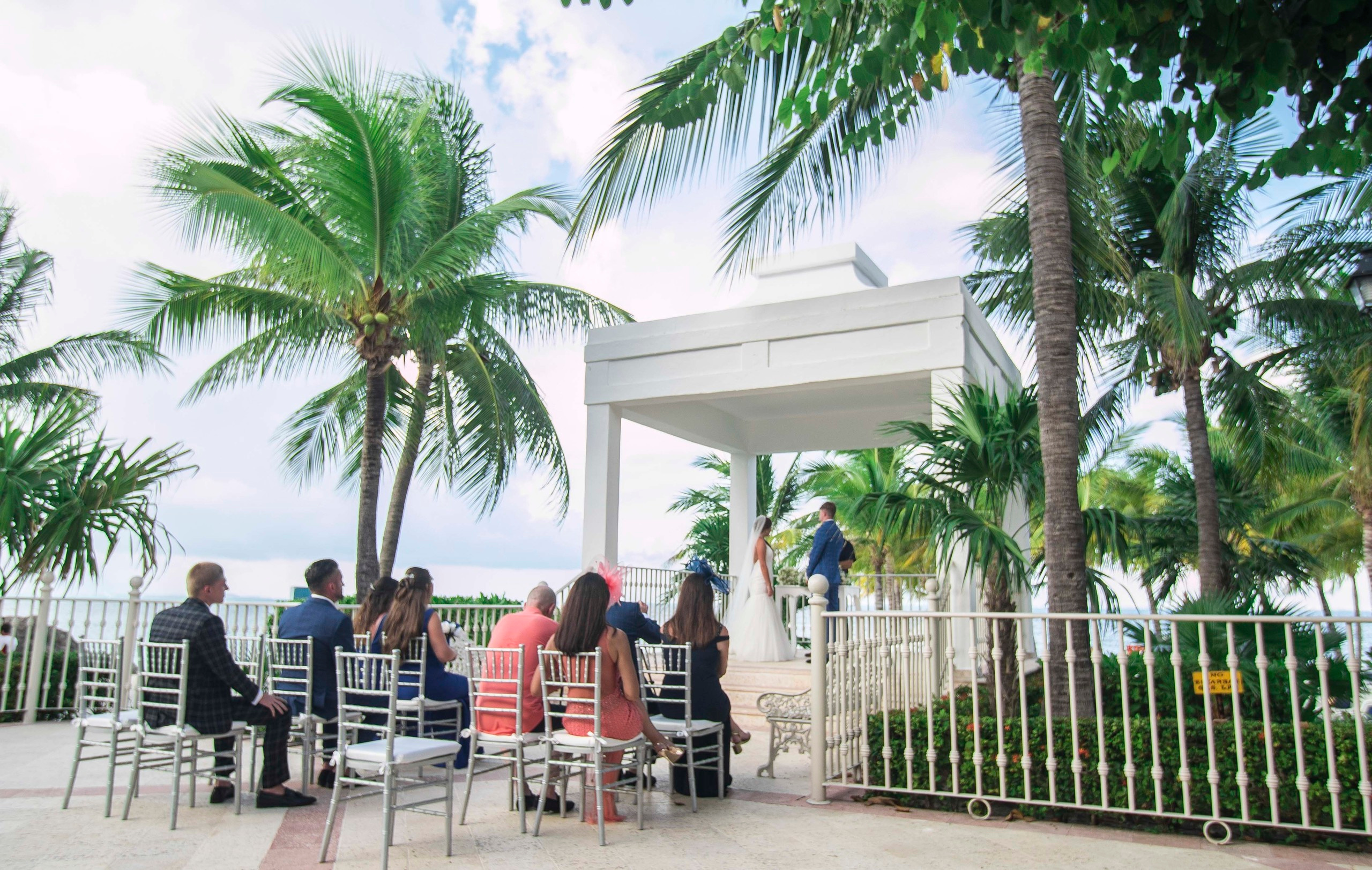 Classic group wedding picture taken at luxury venue in Playa del Carmen