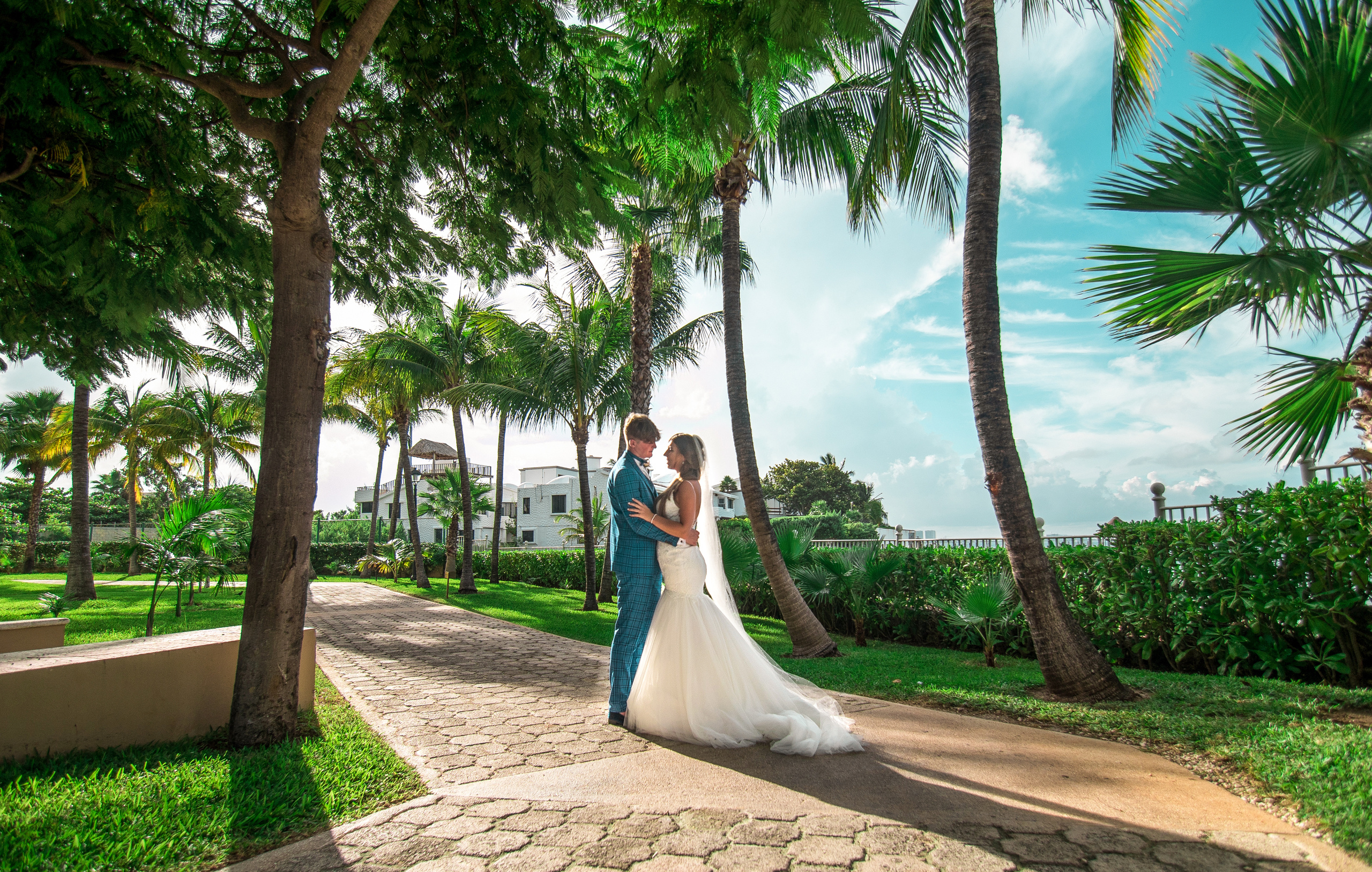Photographer in Mexico captures luxury seaside wedding in Cancun