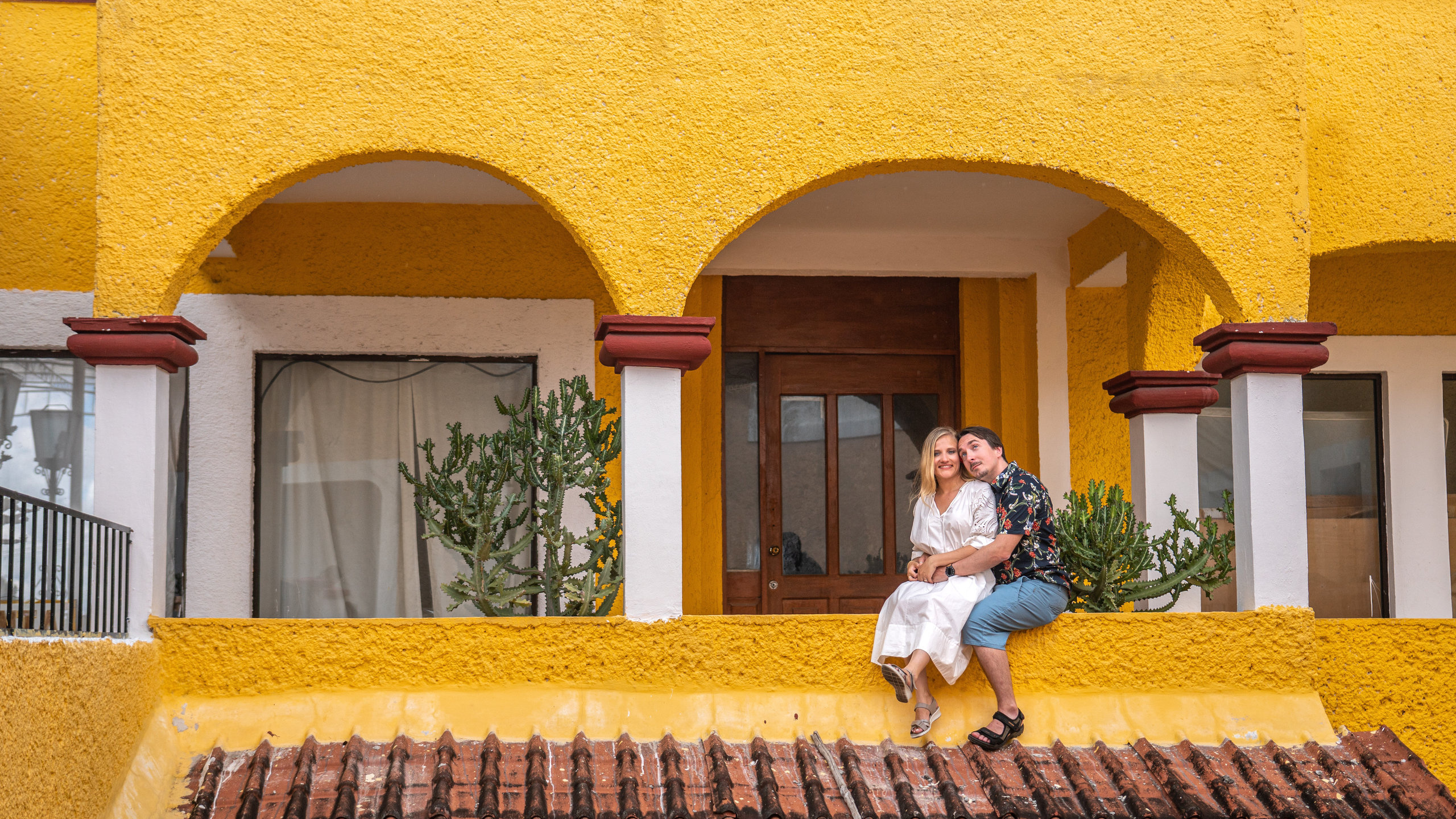 Engagement session full of joy and culture in the vibrant streets of Cancún, perfect for couples who love color and authenticity.