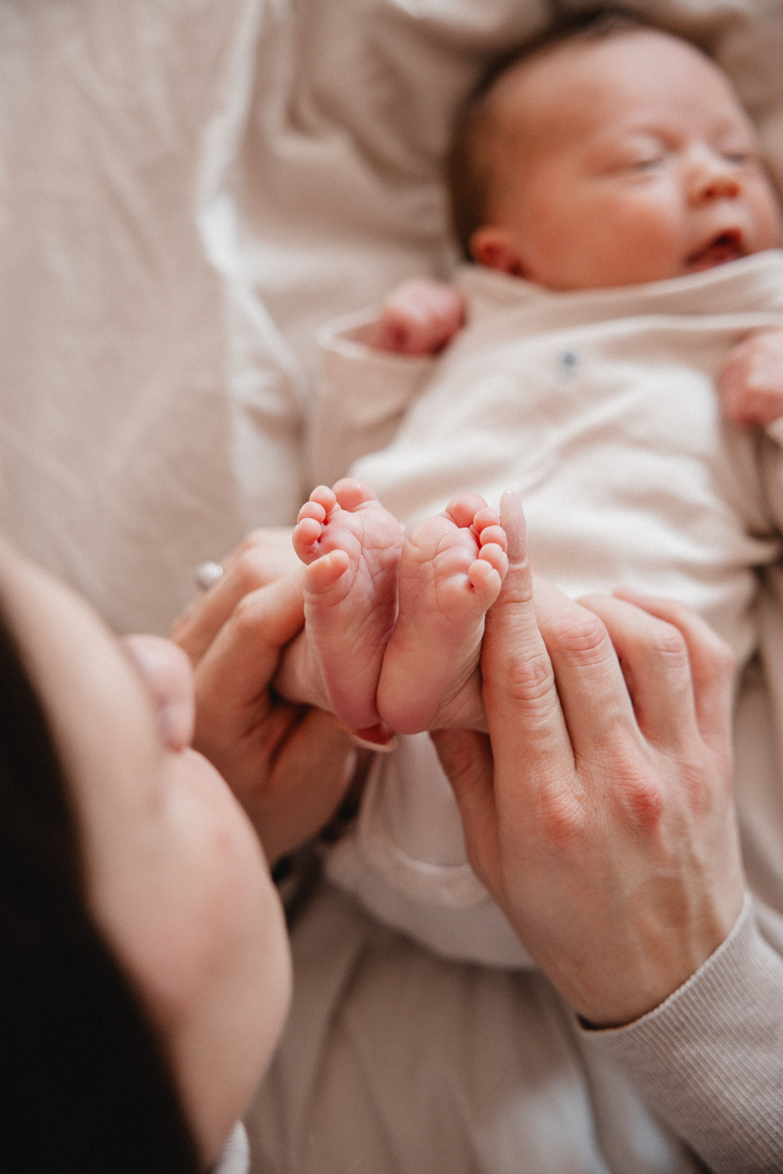 Neugeborenenfotos Zuhause. Hochzeitsfotografie |Hochzeitsfotograf Bochum | Hochzeitsfotograf Dortmund | Hochzeitsfotograf Essen | Hochzeitsfotograf Ruhrgebiet