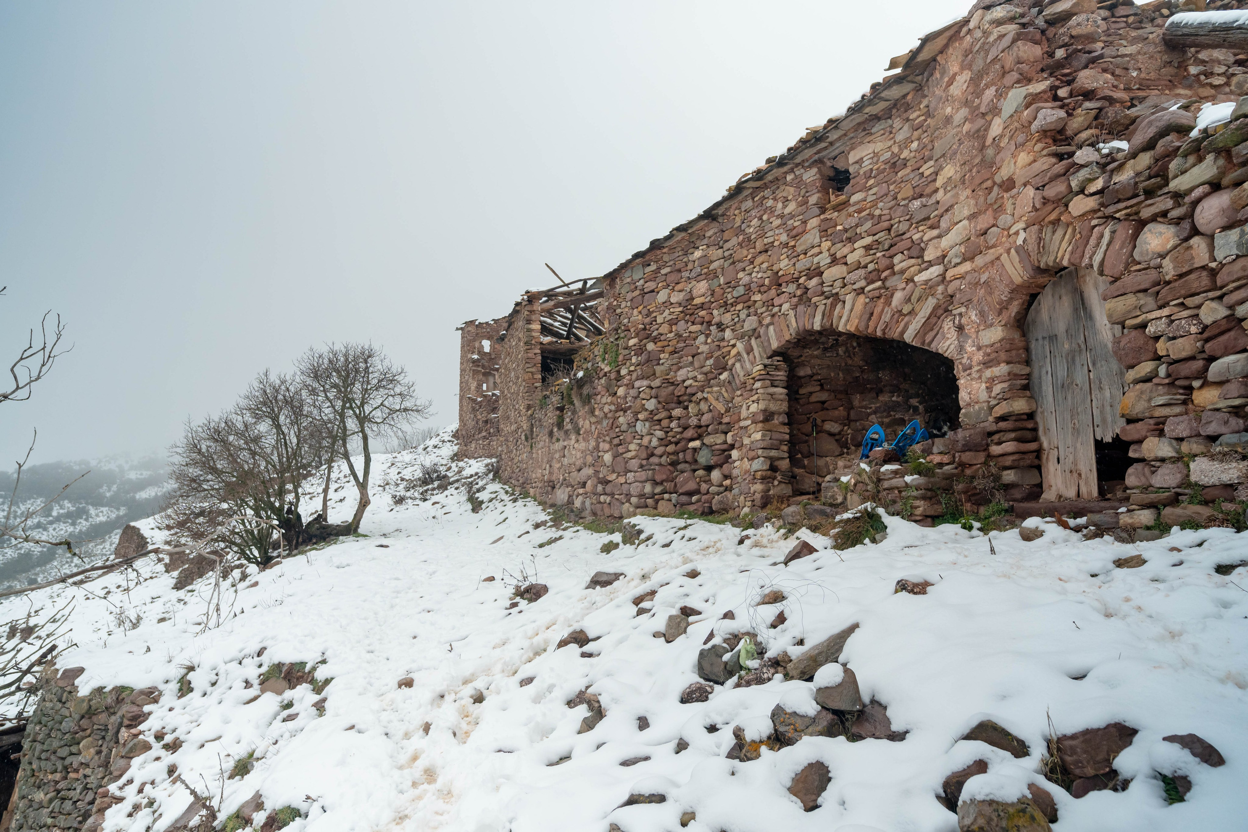 Pueblo abandonado de Montsor nevado. Alba del Norte Studio