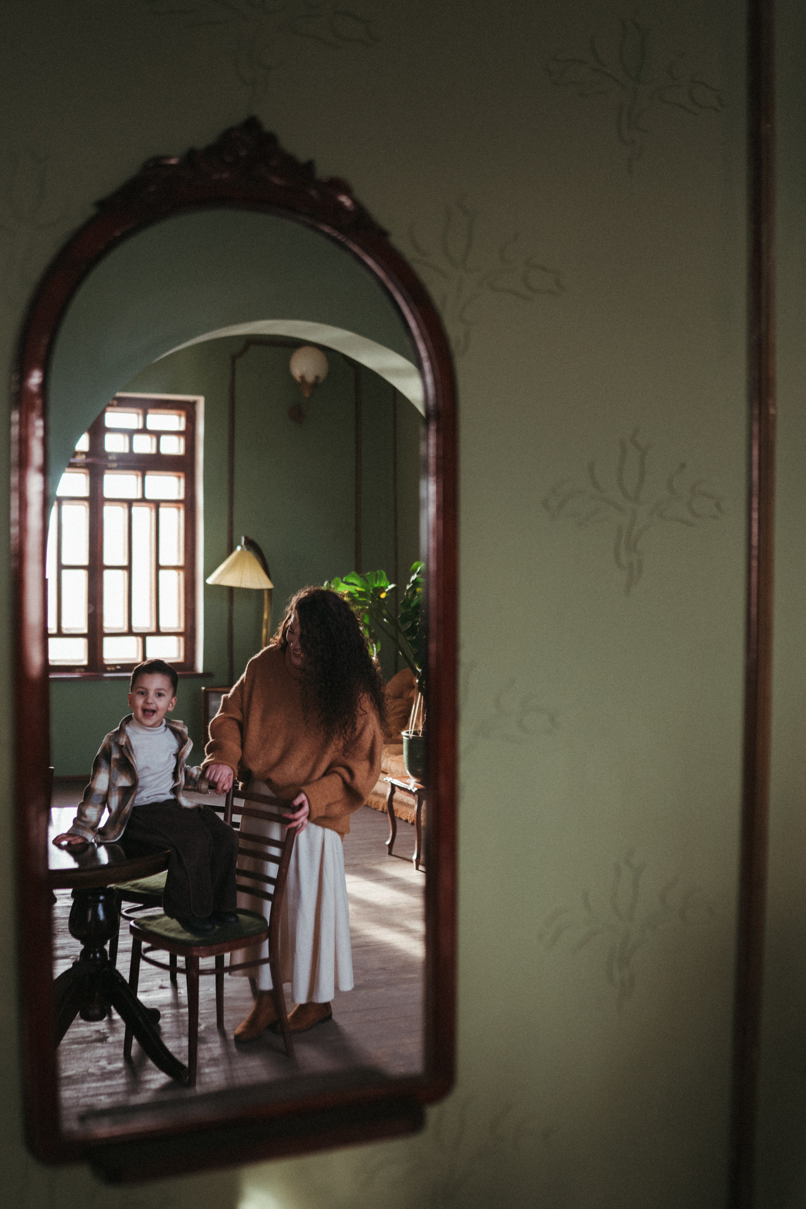 Lika and Anar. Family photographer in Saudi Arabia