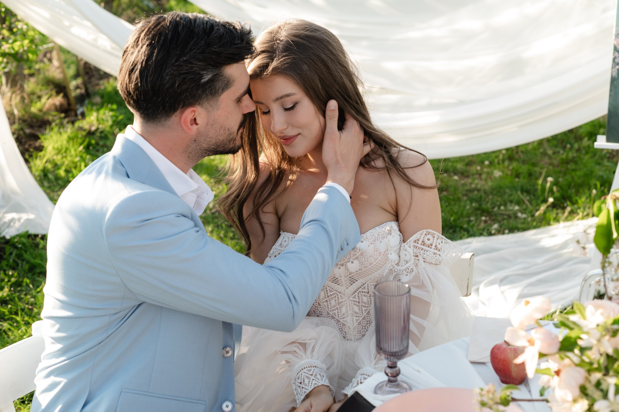 Ședință foto in livada înflorită , cuplu , îndrăgostiți, ședință foto save the date. Alexandra Hanu Photographer