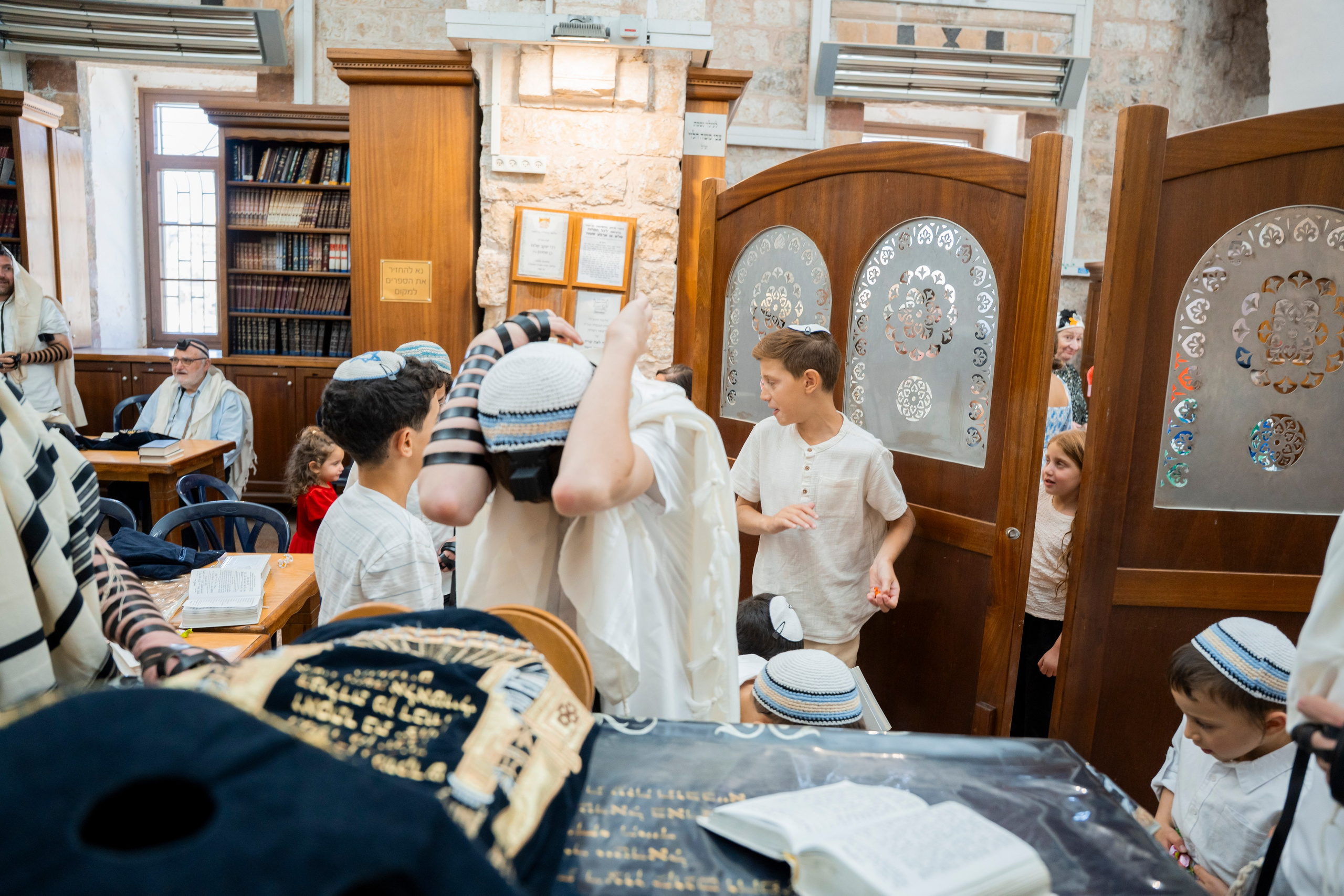 הנחת התפילין רפאל לוי. יוסף מזרחי צילום חתונה, ברית וזוגיות. צלם מקצועי שאוהב להוציא אתכם הכי יפים ברגעים הכי מרגשים