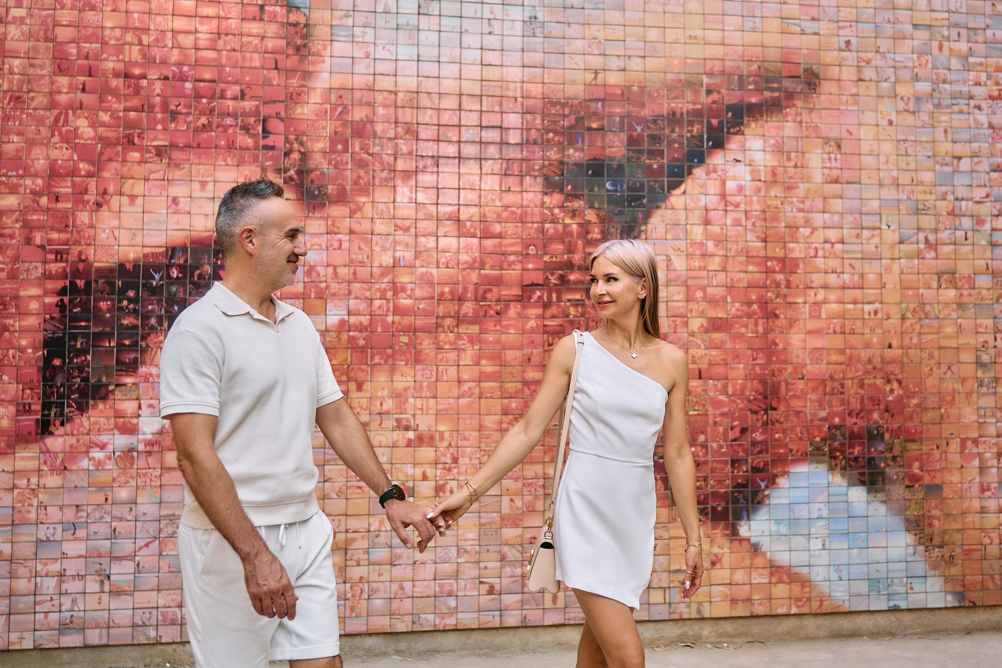 Description of the Old City location for a  love-story or individual photo shoot in Barcelona, examples of photos taken at this photo spot. POSTCARD.BCN Photographer Kate in Barcelona. Love-story, family or individual photo shoots