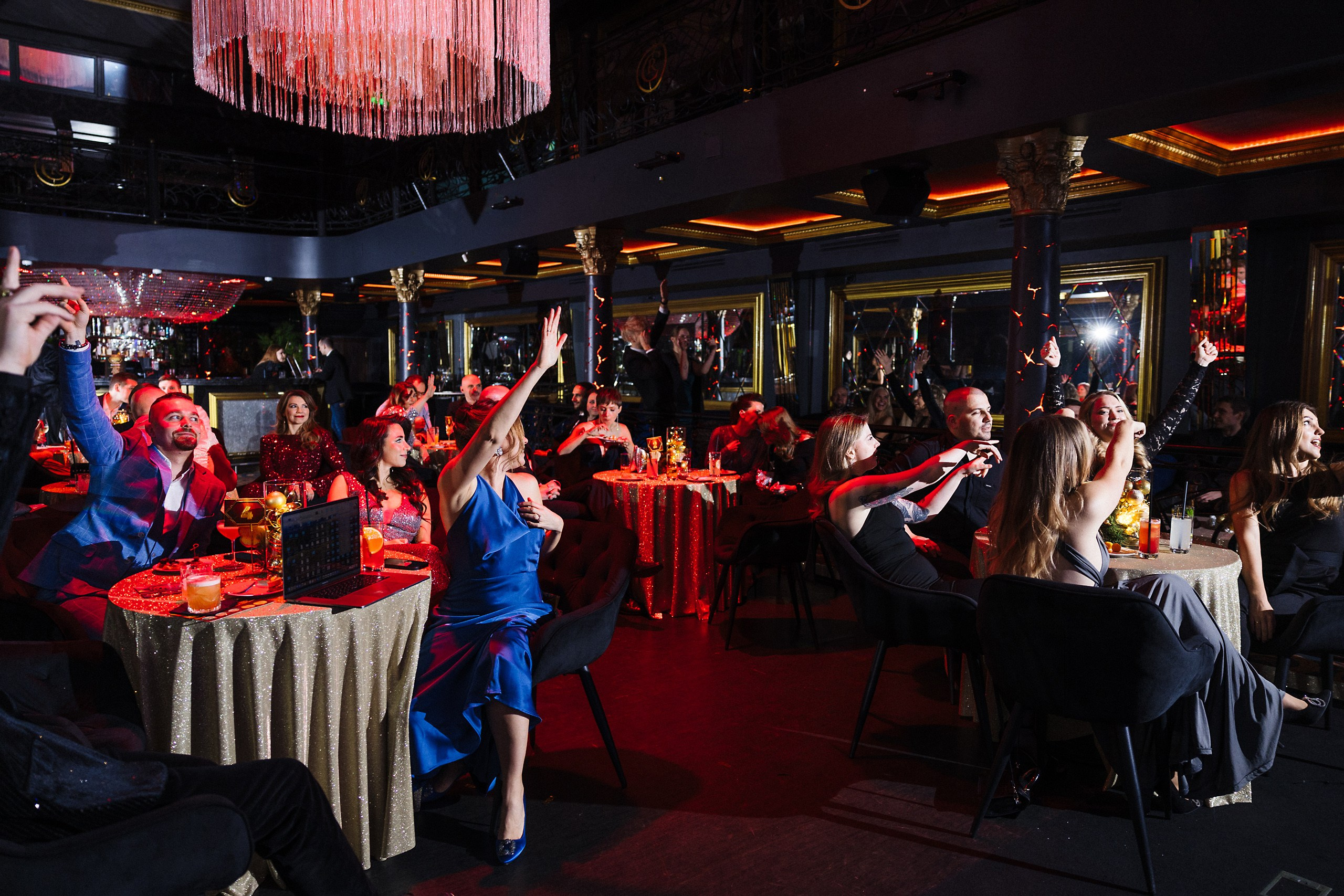 Новогодняя фотосессия в стиле «Оскар» для компаний — свет софитов и звёздные кадры. Евгений Тимофеев | Свадебный и контент-фотограф и видеограф в Риге