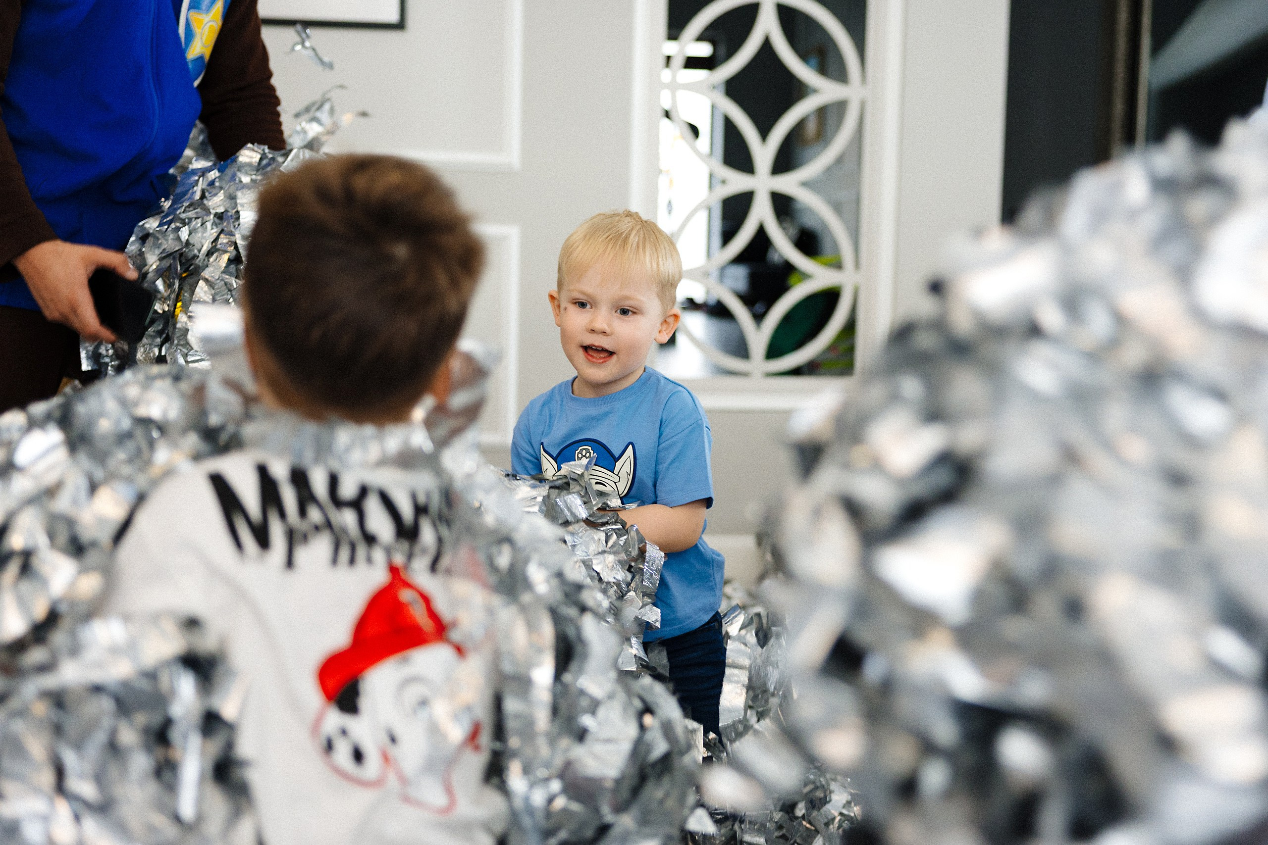 Яркая фотосессия детского праздника с аниматором и блестящей дискотекой из фольги в Риге. Евгений Тимофеев | Свадебный и контент-фотограф и видеограф в Риге