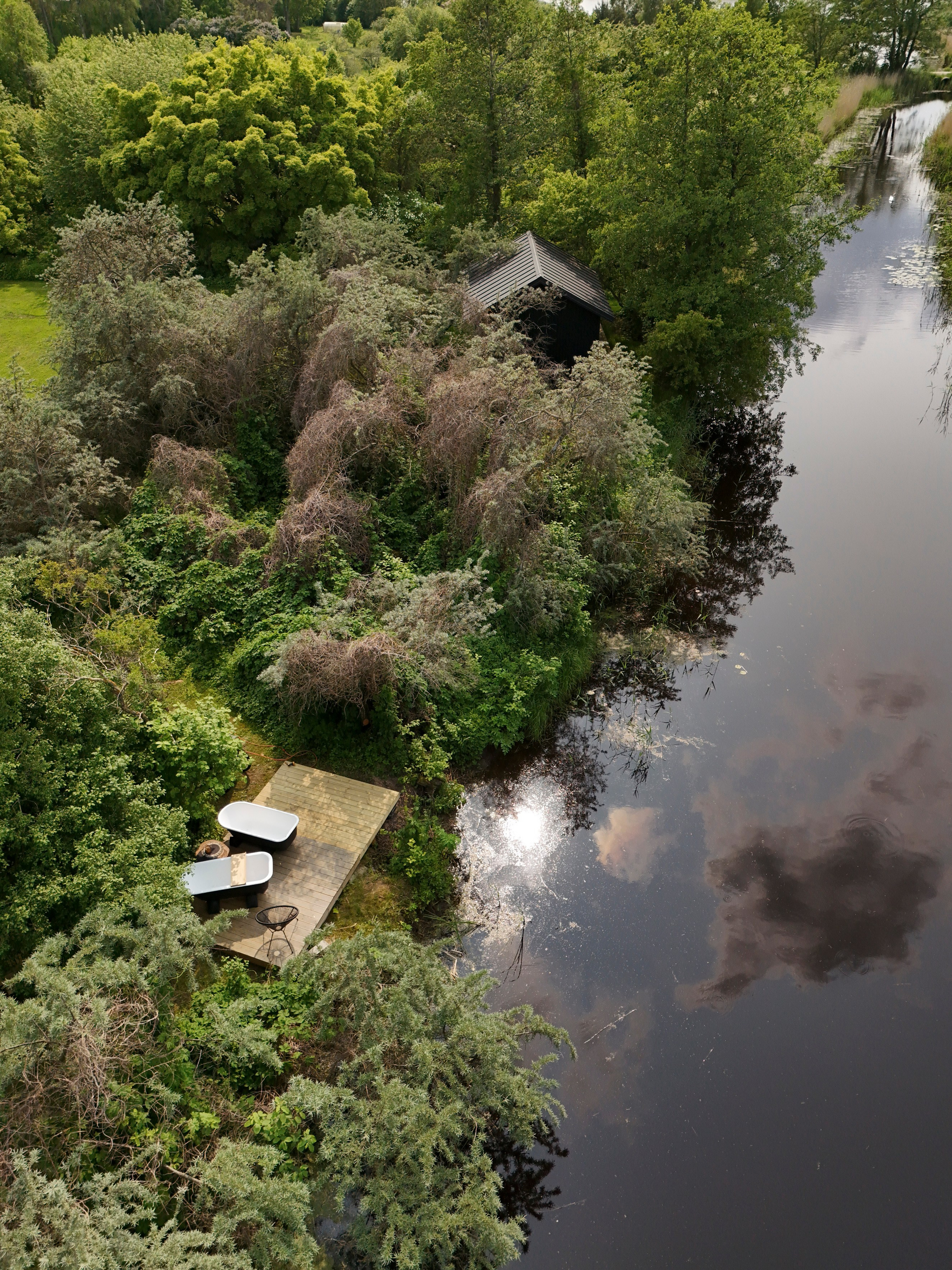 Foto & Video saturs apmaiņā pret atpūtu. Video shooting and creating with phone, iPhone Video School