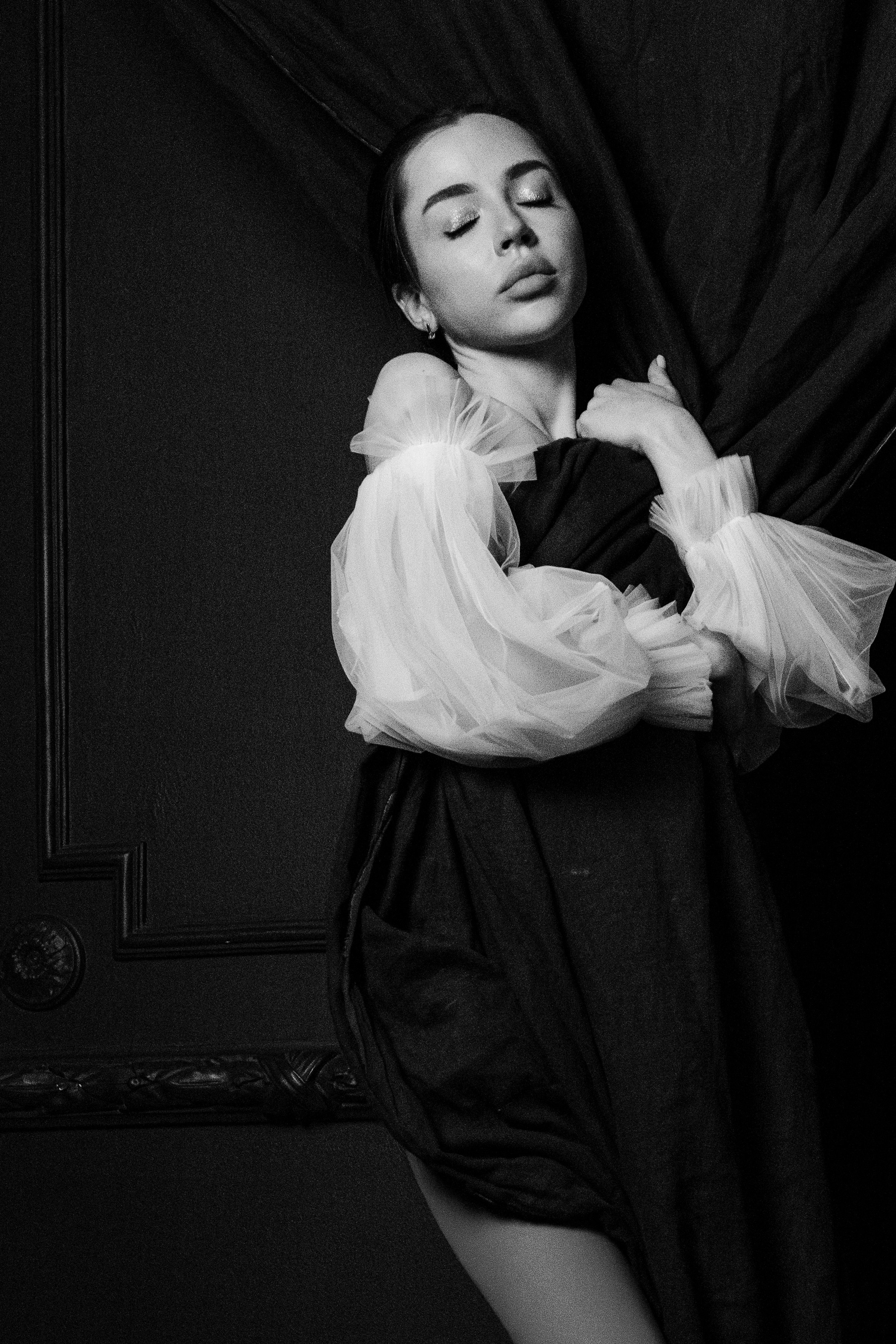 Grey room. Portrait photographer in Europe. Aurora Balear in Balearic Islands, woman portrait photographer. Work in Spain