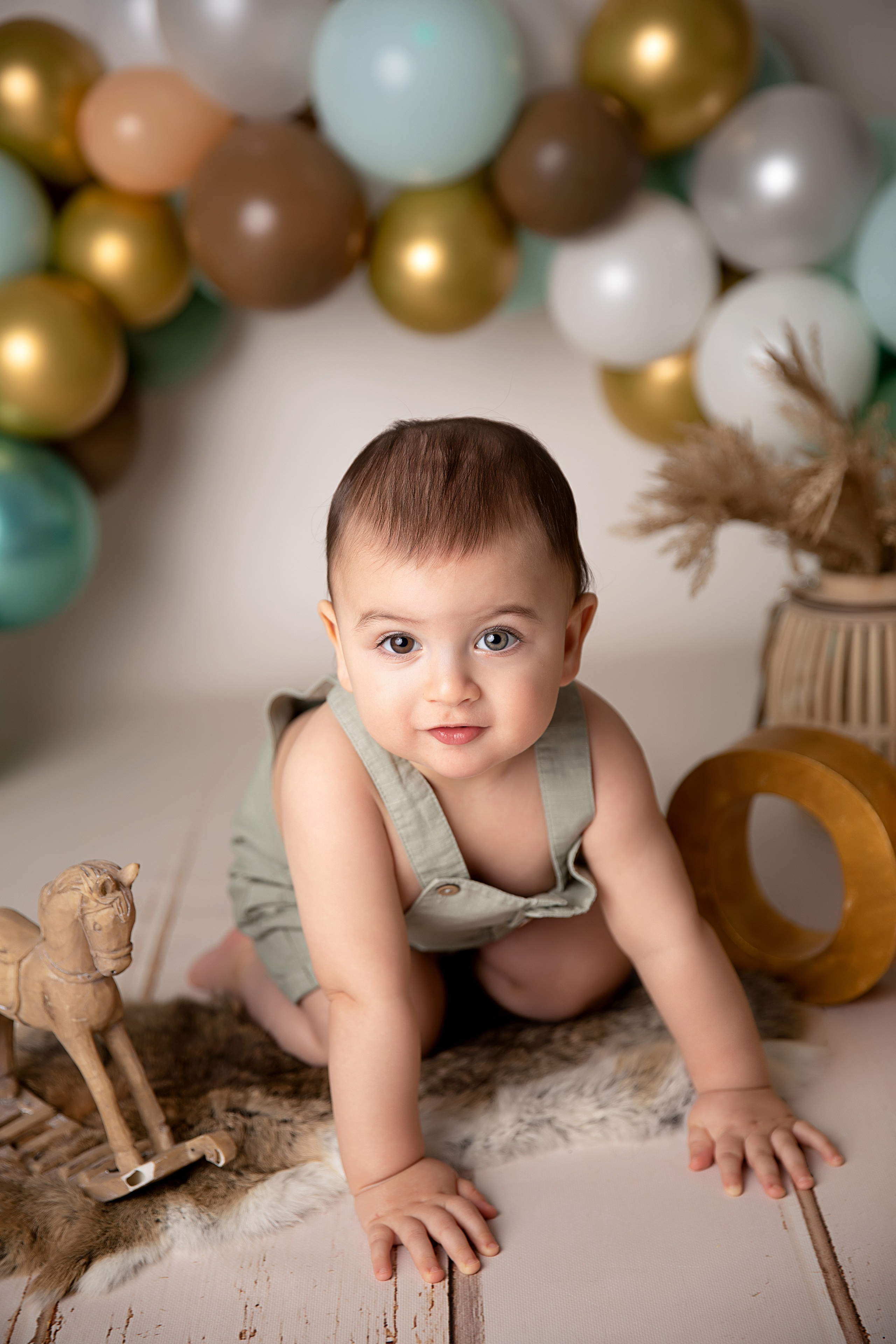 Spara ögonblicken av glädje från ditt barns första år med en rolig och livfull fotosession på deras födelsedag.