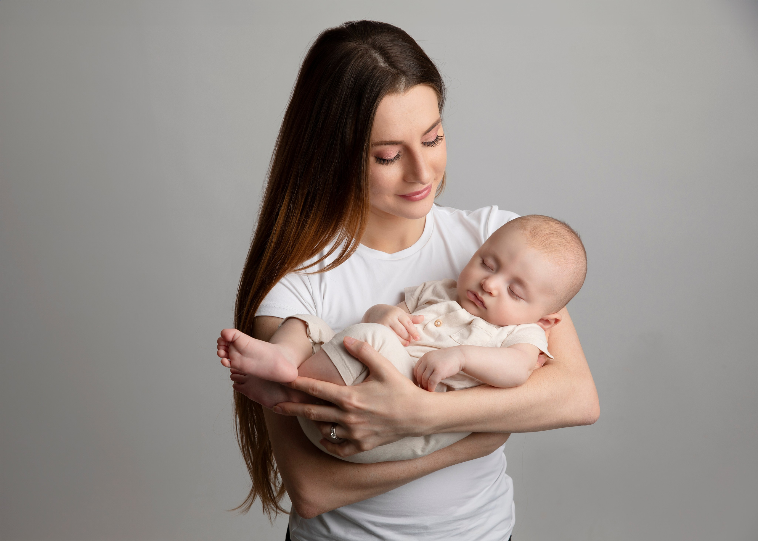 Vi dokumenterar er familjs kärlek och lycka genom en personlig fotografering i vår studio.