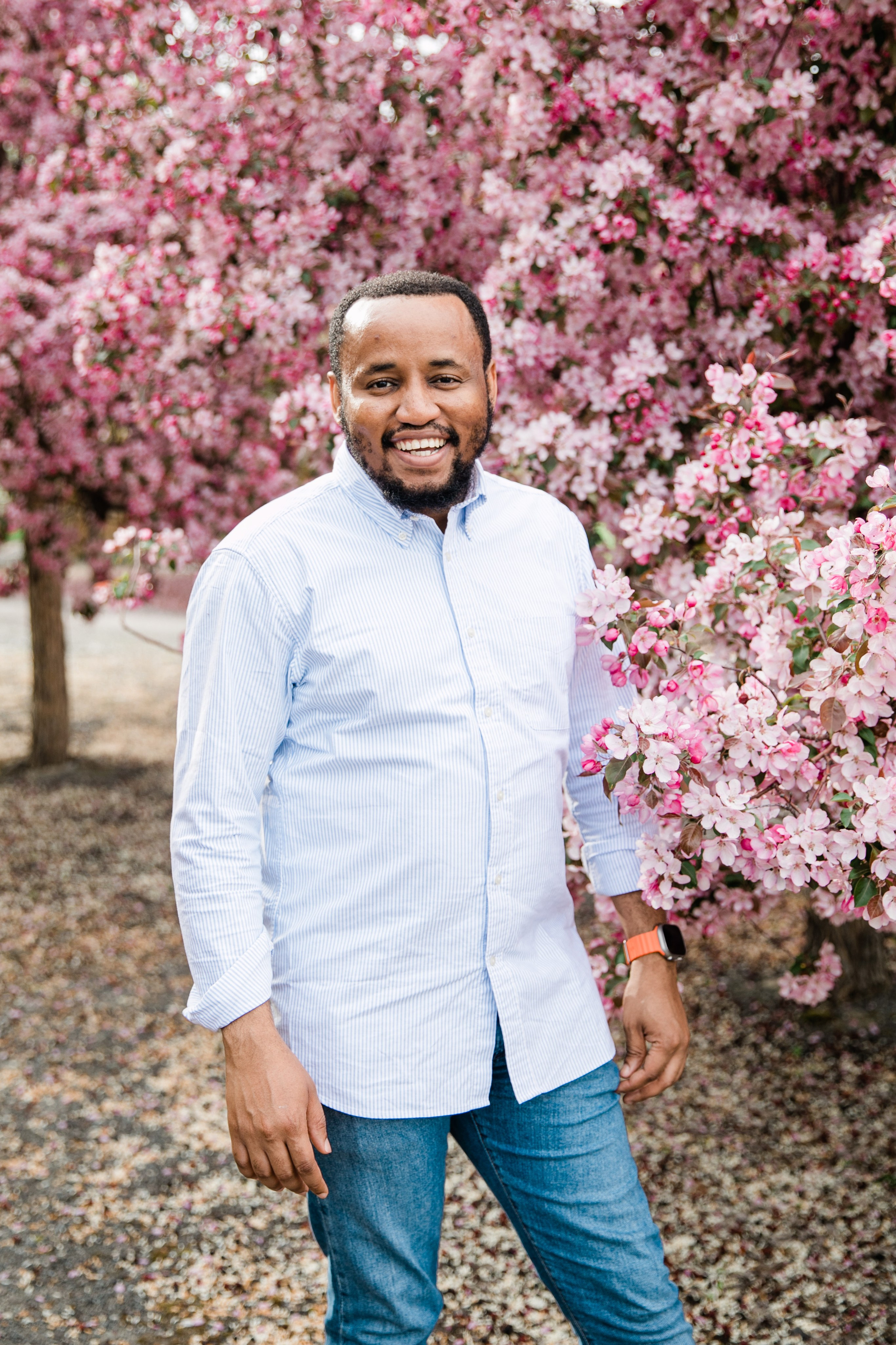 Ester — Cherry Blossom Family Photos. Fotografía accesible en Calgary