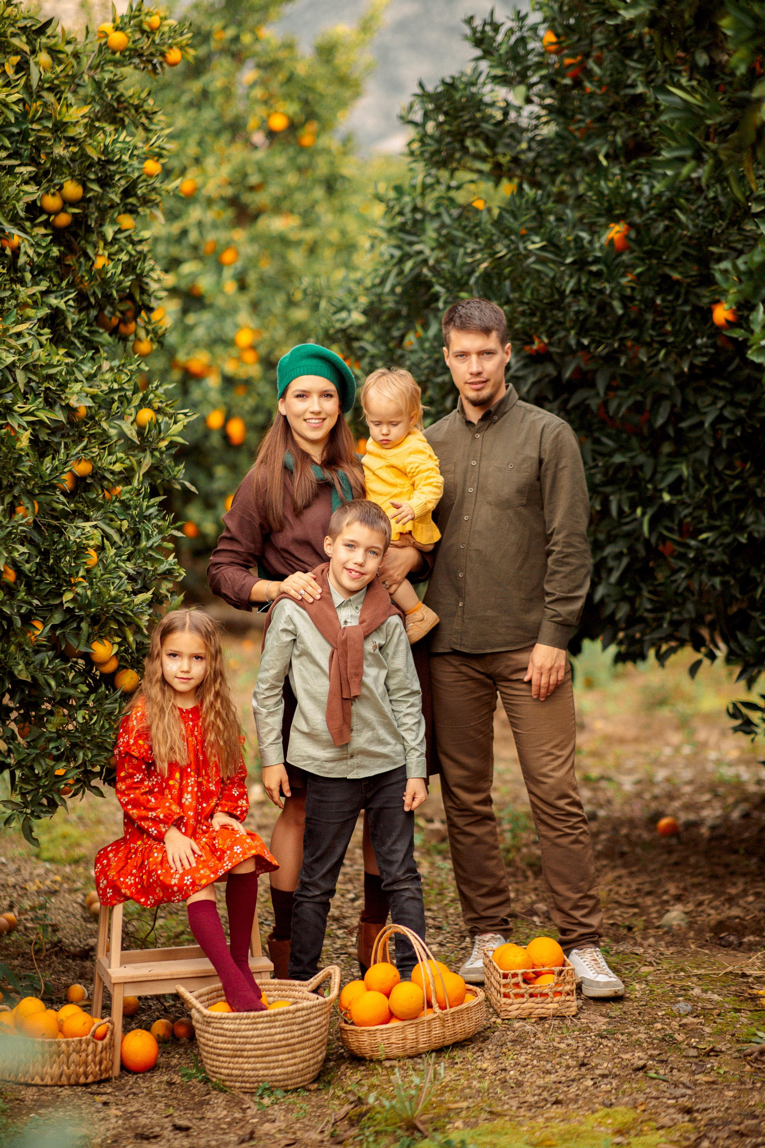 Family photo session in the orange garden. Professional Photographer in Alanya, Side, Belek, Antalya. Turkiye
