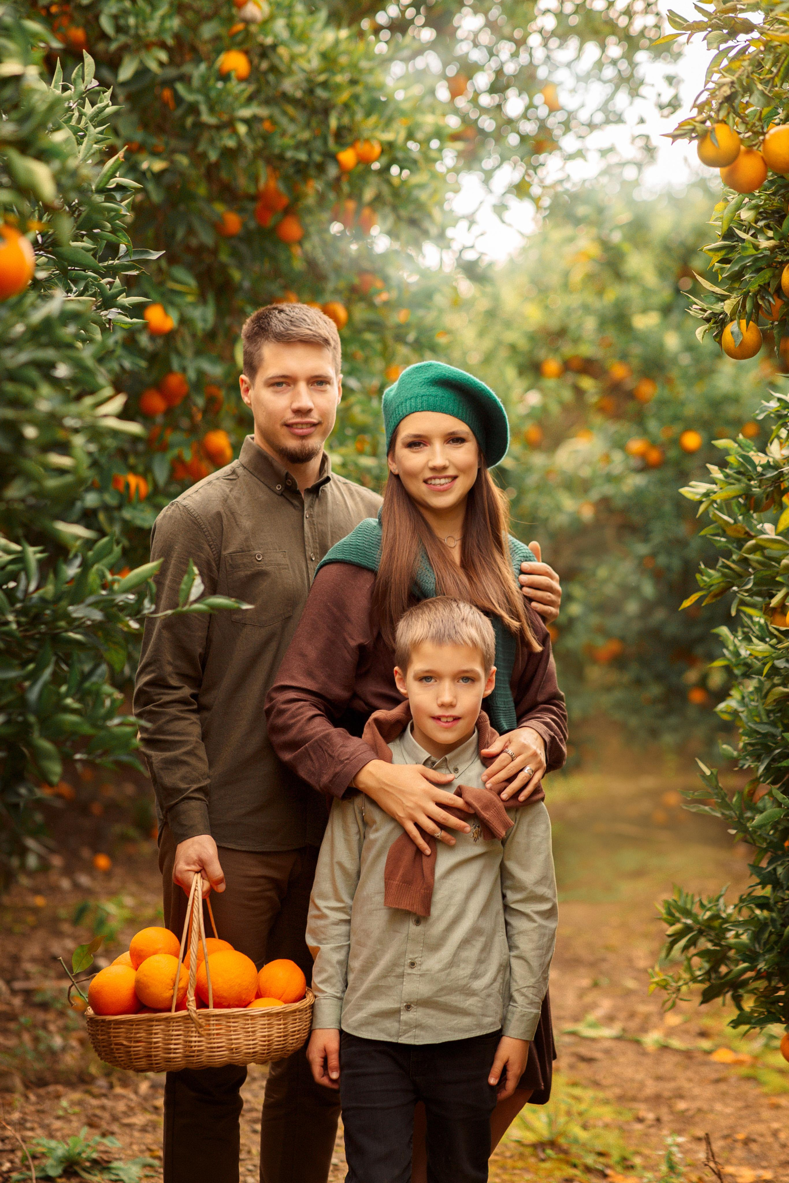 Family photo session in the orange garden. Professional Photographer in Alanya, Side, Belek, Antalya. Turkiye