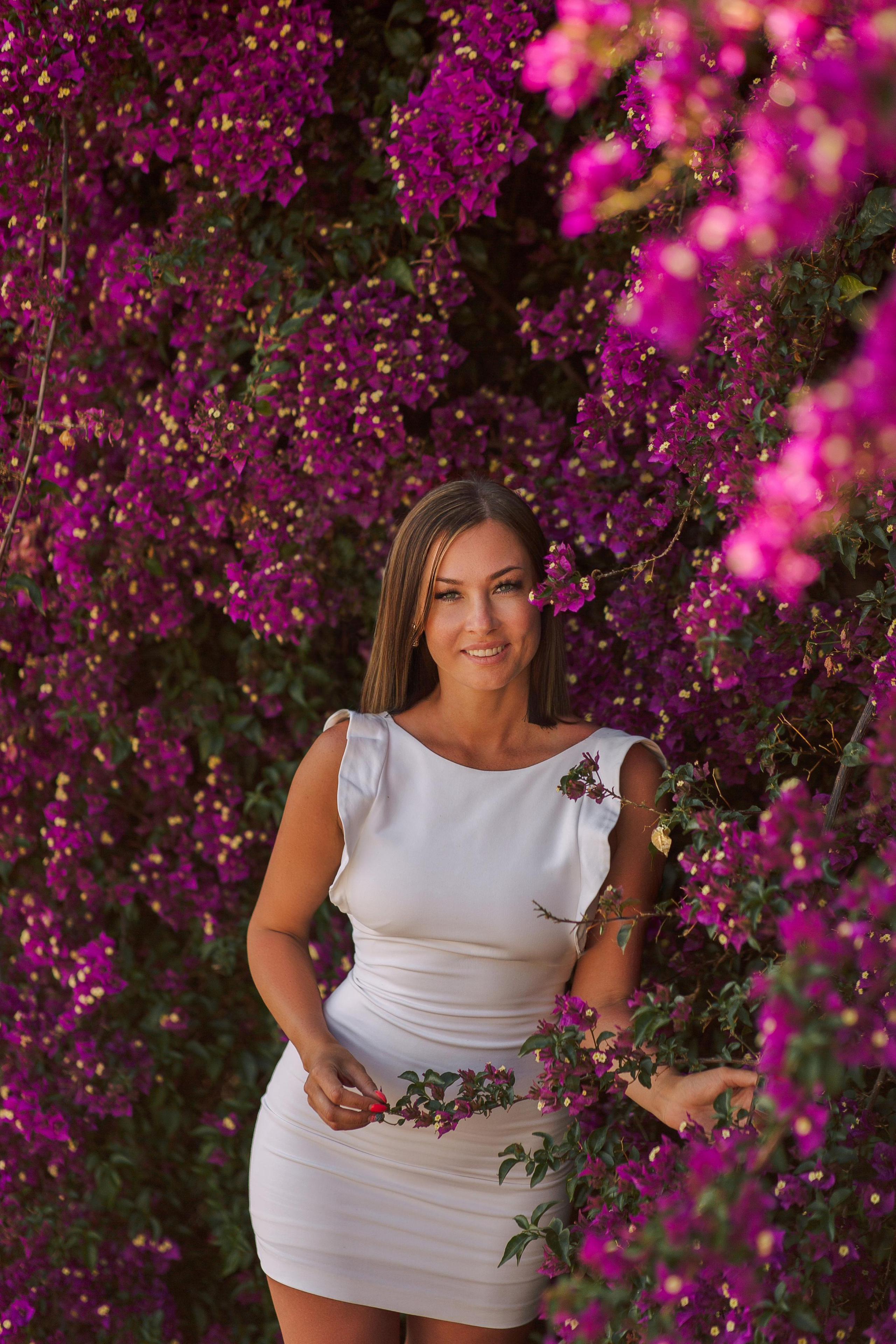 Фотосессия с цветами бугенвилии. Professional Photographer in Alanya, Side, Belek, Antalya. Turkiye