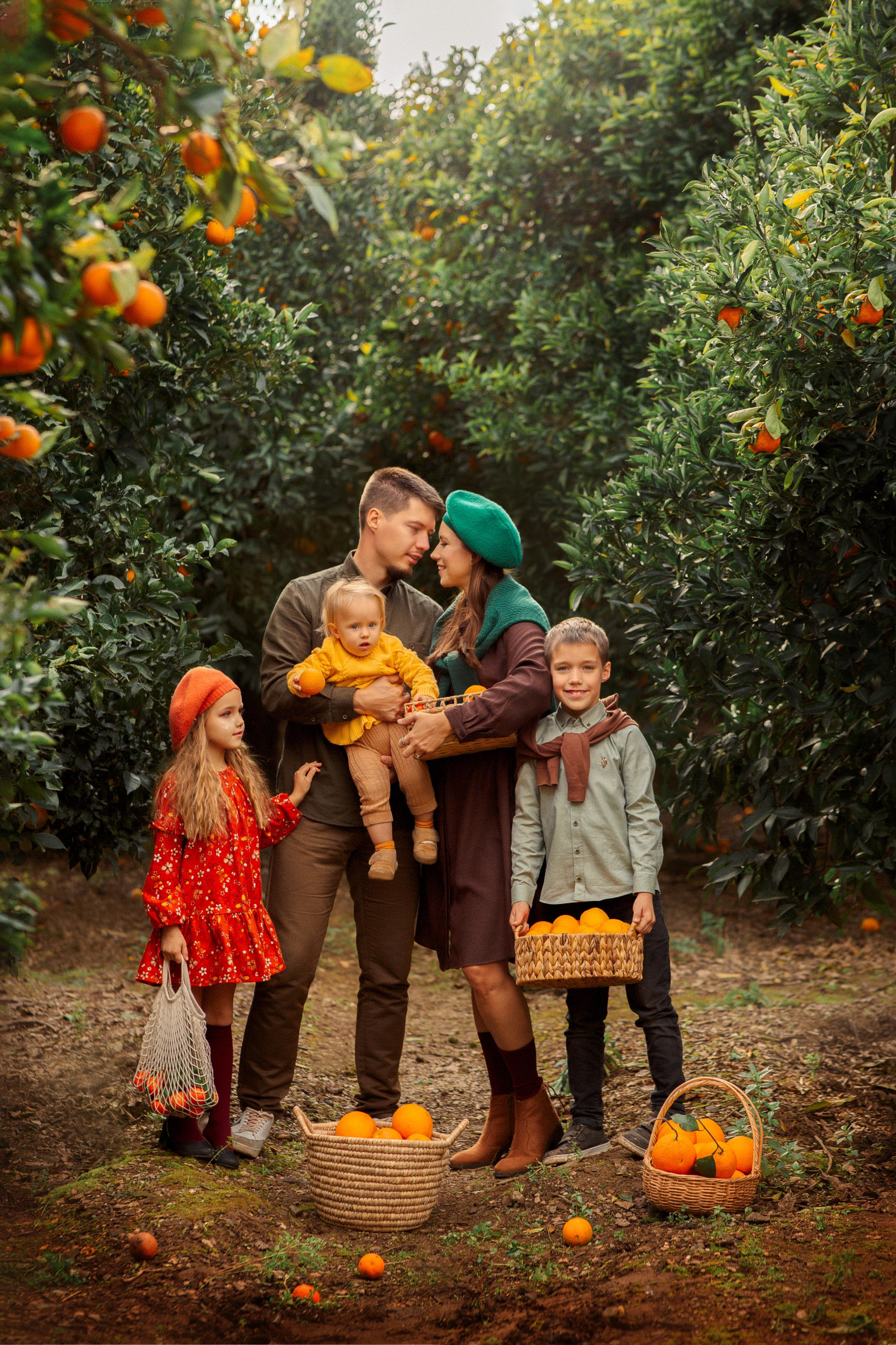 Family photo session in the orange garden. Professional Photographer in Alanya, Side, Belek, Antalya. Turkiye