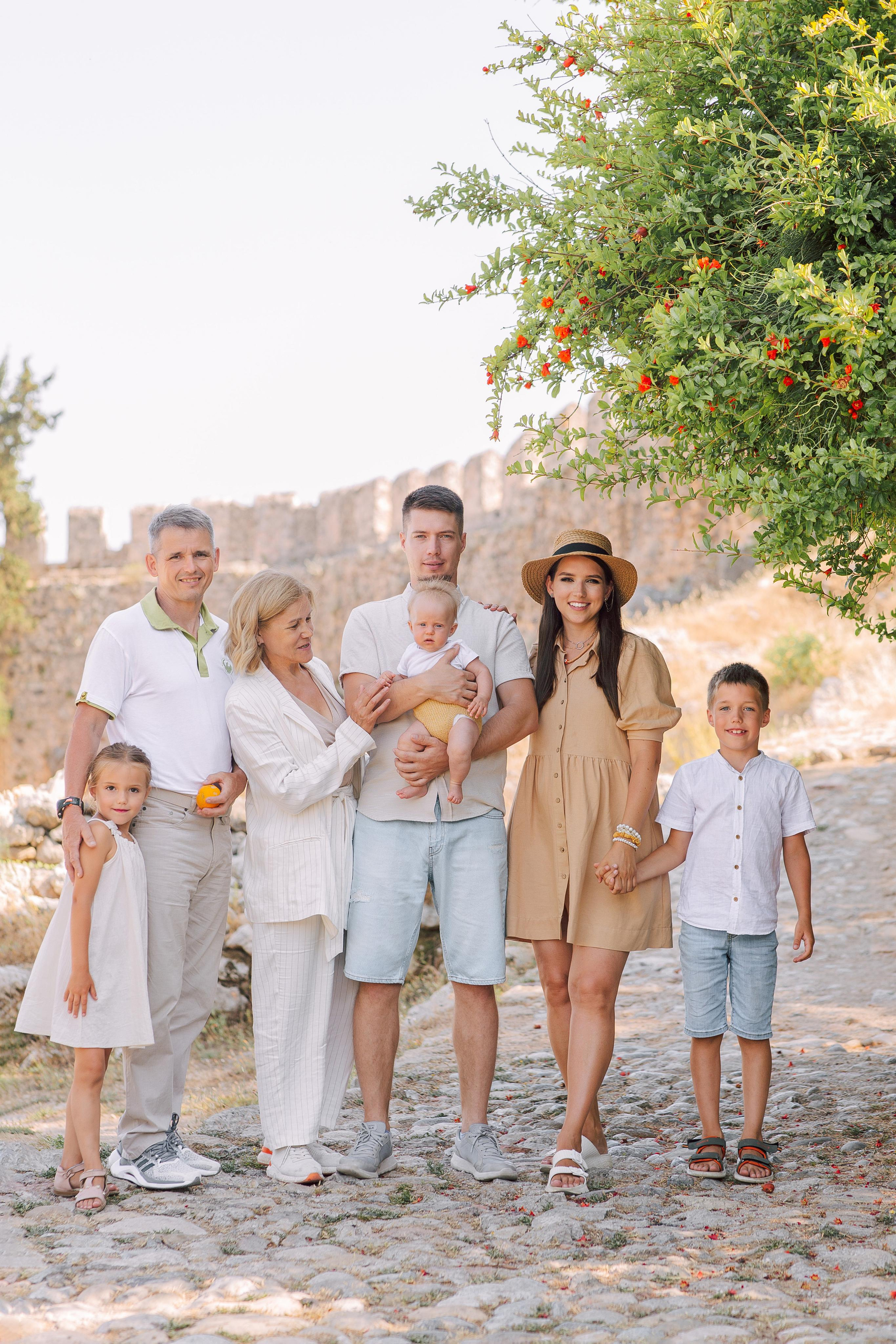Семейная фотосессия в крепости Алании — Прогулка по старому городу. Фотограф в Алании в Турции, Аланья, Сиде, Белек, Анталия, Кемер, Конаклы, Окурджалар. Фотосъемки в Алании. Фотосессия в Алания.Алсу Девели