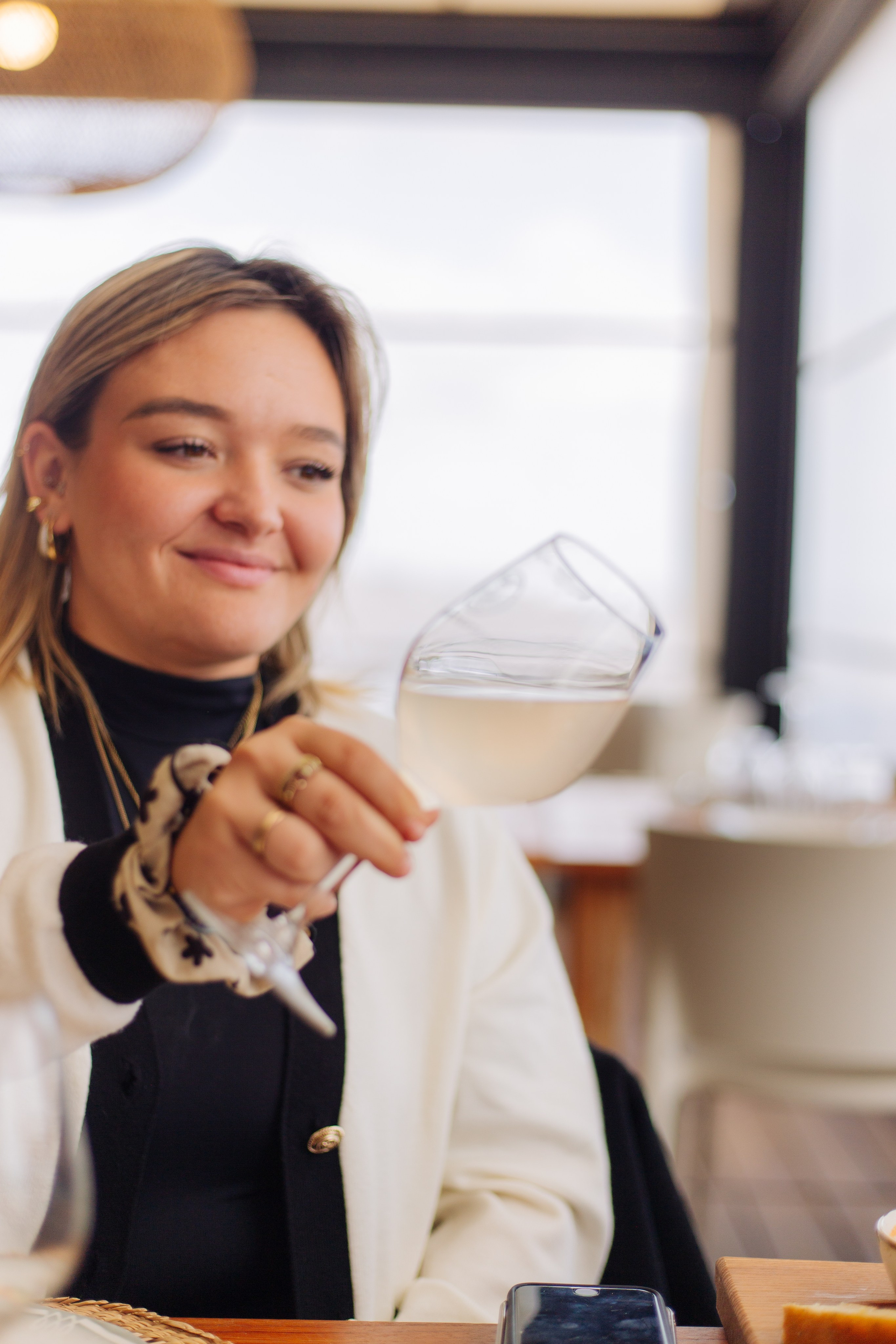 Photographe pour sommelière – Séance photo professionnelle pour entreprise. Photographe professionnelle à Poitiers, Tours et Châtellerault | Studio photo entre Poitiers et Tours – portraits, familles, entreprises, ma