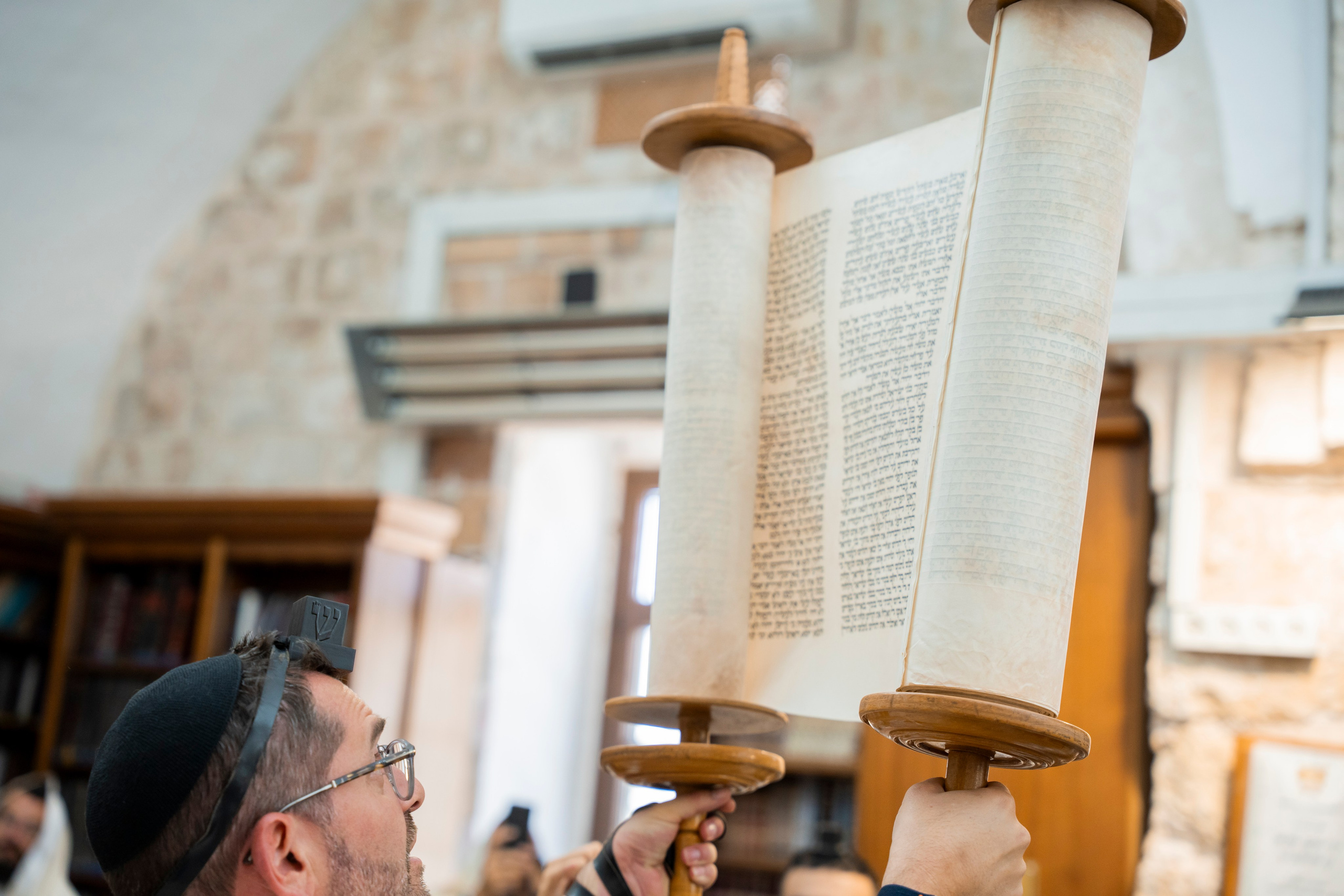 הנחת התפילין רפאל לוי. יוסף מזרחי צילום חתונה, ברית וזוגיות. צלם מקצועי שאוהב להוציא אתכם הכי יפים ברגעים הכי מרגשים