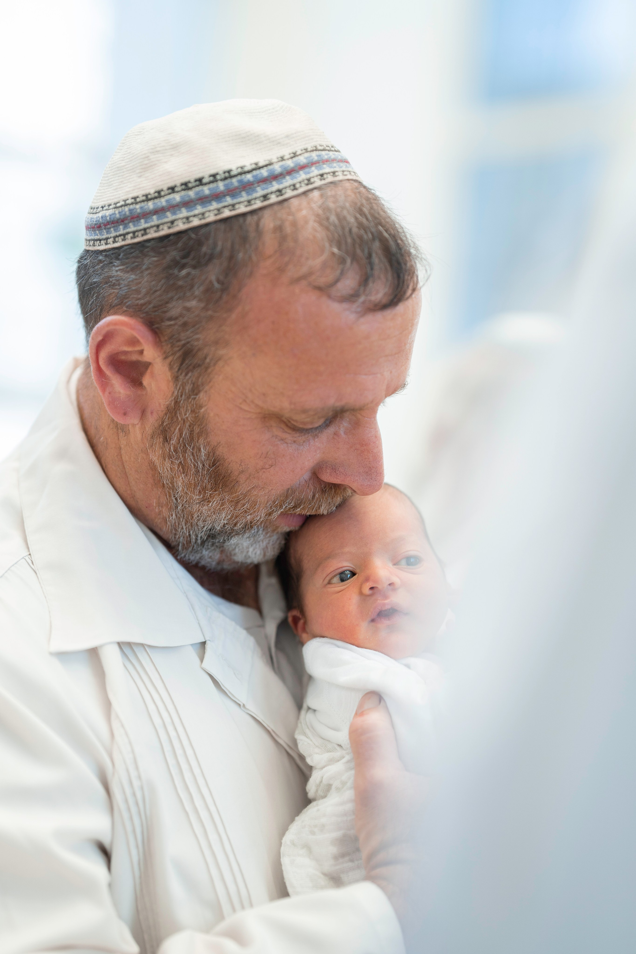 הברית של יוסף וחנה. יוסף מזרחי צילום חתונה, ברית וזוגיות. צלם מקצועי שאוהב להוציא אתכם הכי יפים ברגעים הכי מרגשים