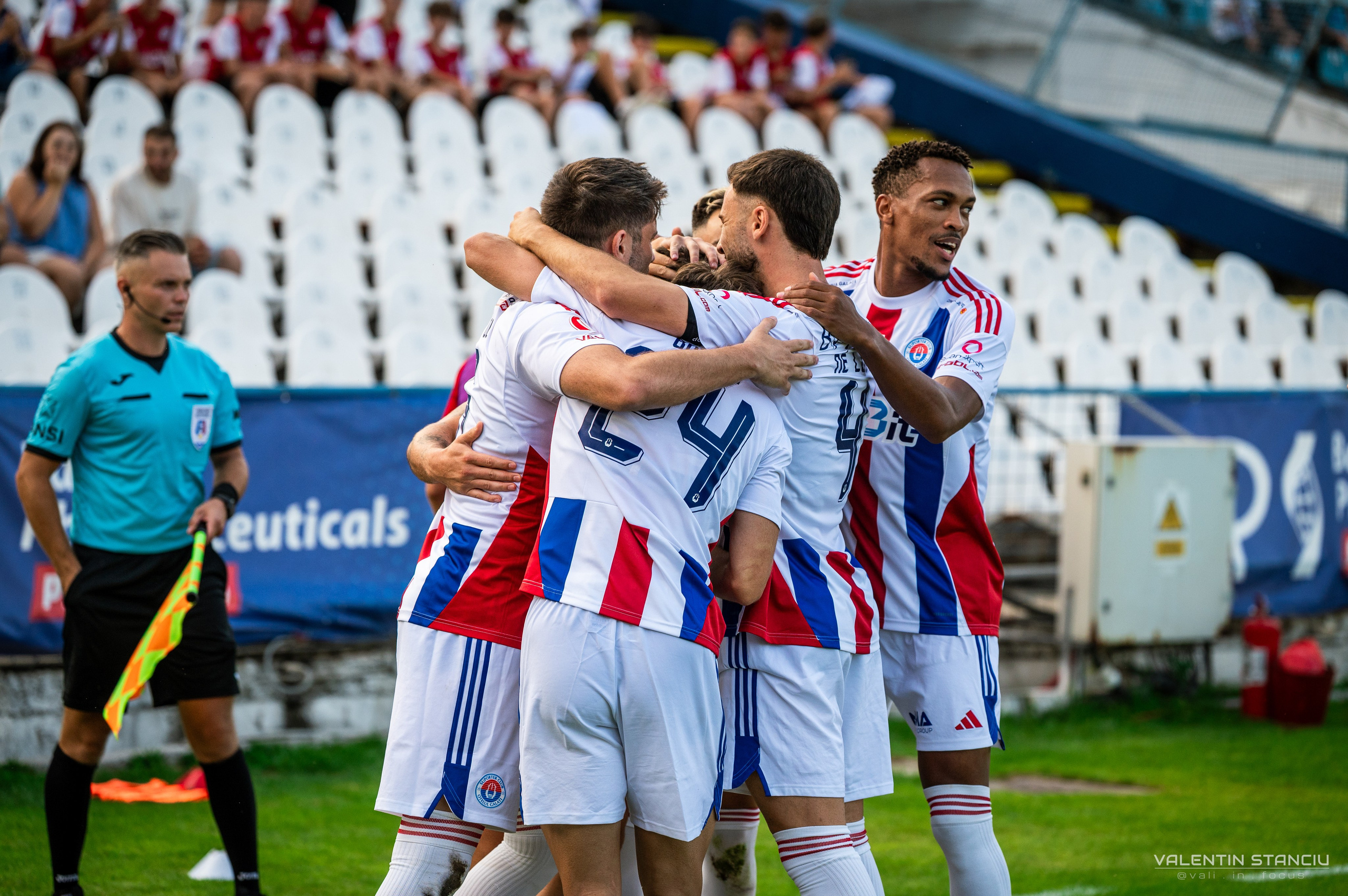 Otelul Galati — CFR Cluj. Fotograf de Sport, Portret, Produs, Corporate, Cultural și Evenimente în Galați | Valentin Stanciu