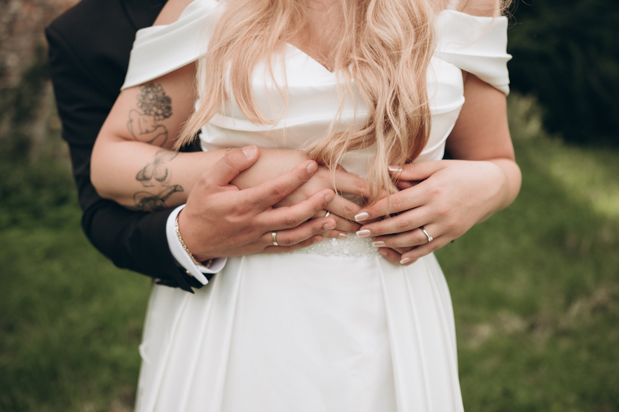 Brautpaar umarmt sich zärtlich während des Fotoshootings