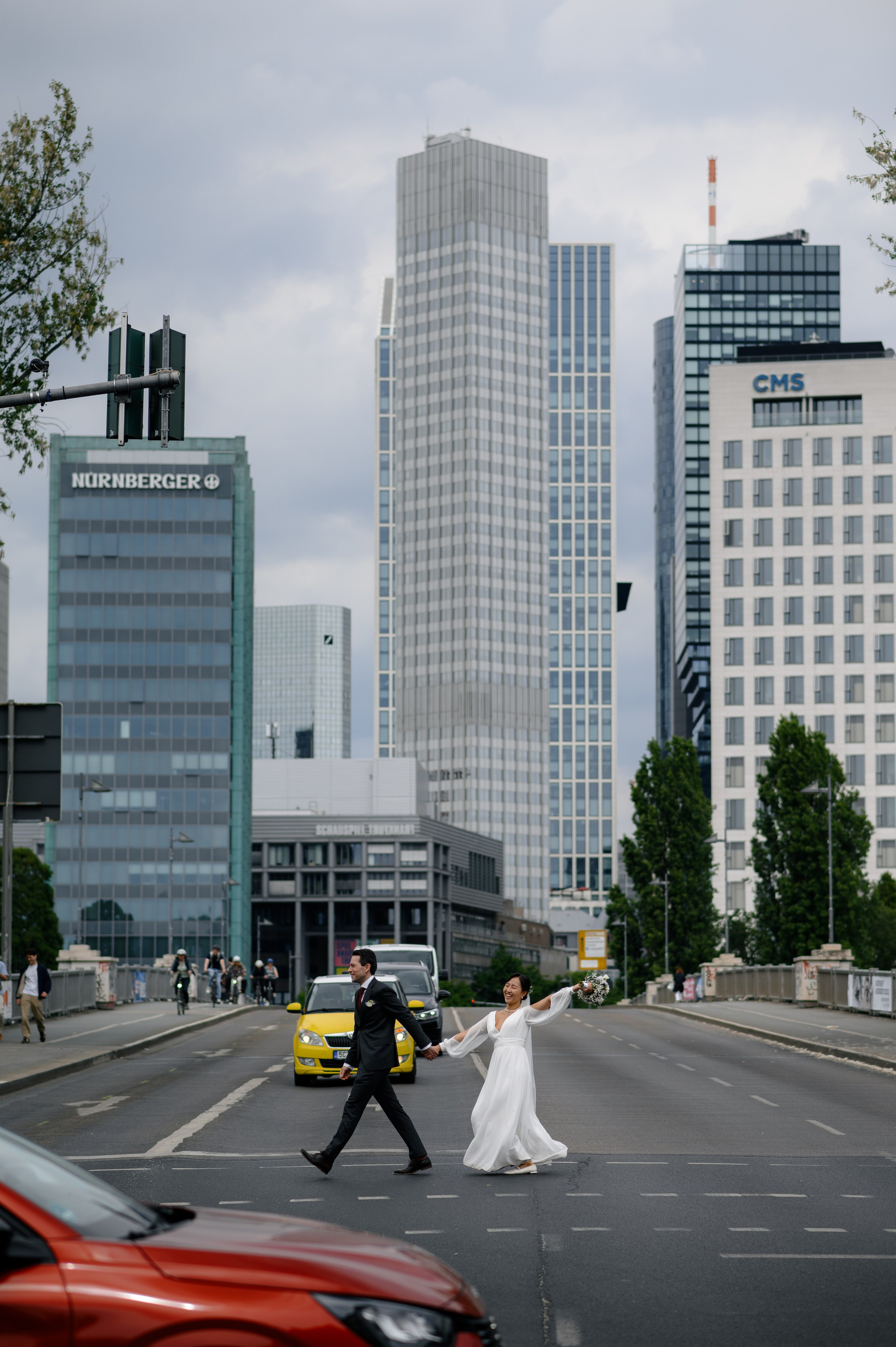 Braut und Bräutigam laufen gemeinsam durch die Frankfurter Innenstadt