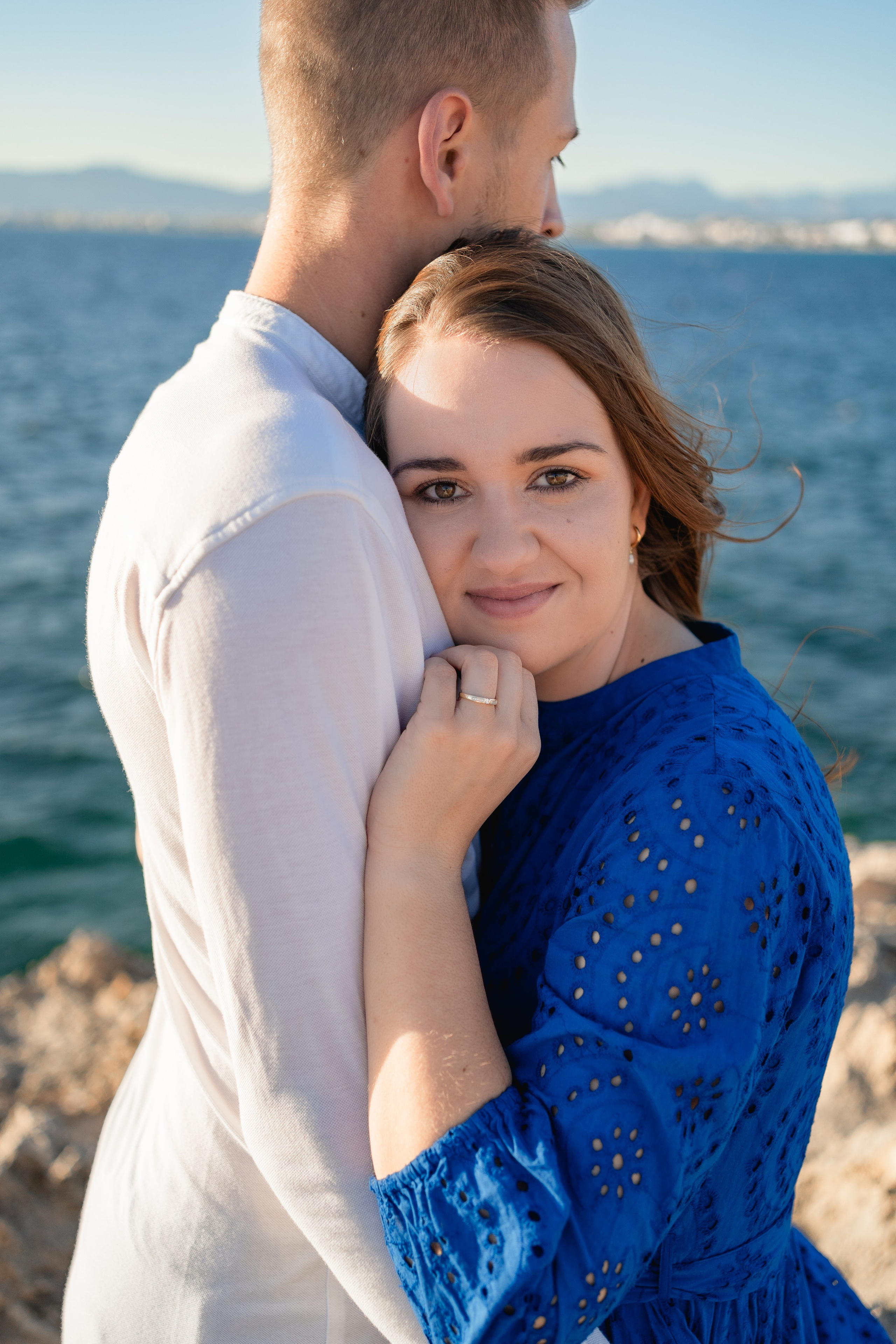 Romantischer Heiratsantrag auf Mallorca – Überraschung am Meer. Deine Fotografin auf Mallorca für Familien und Business