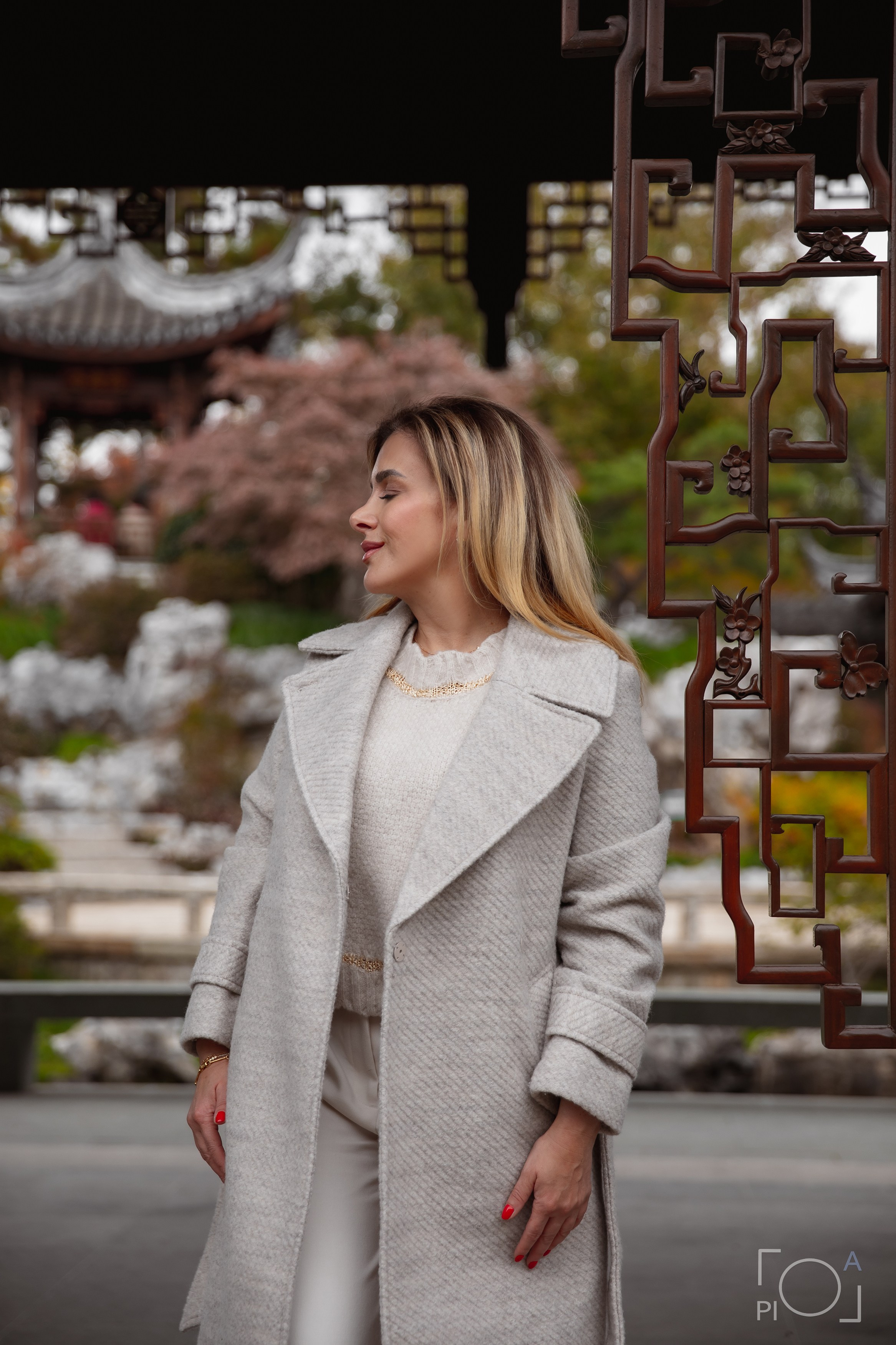 девушка в Китае, красивый сад осенью