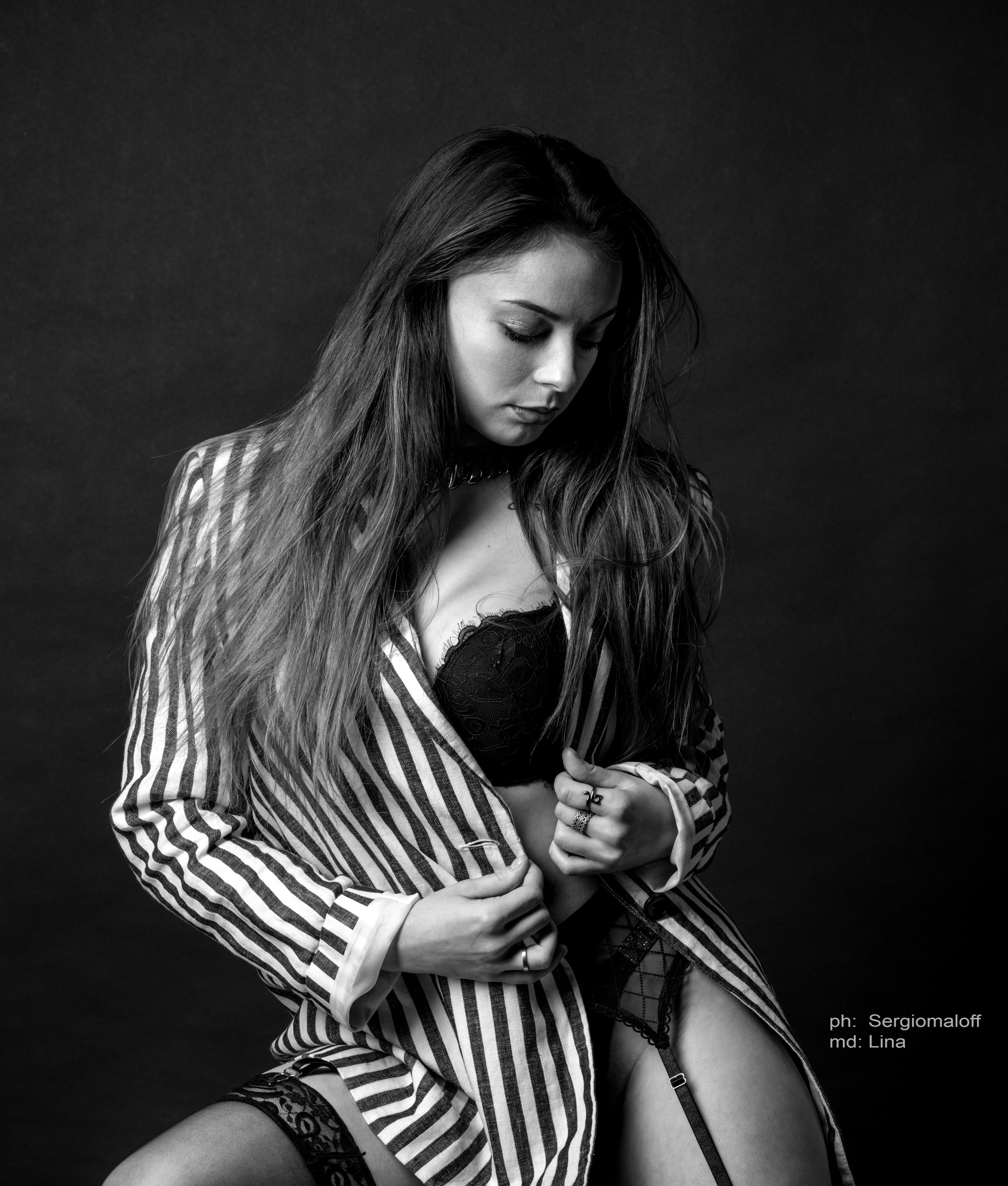 Schwarz-Weiß-Porträt einer Frau im gestreiften Blazer, professionelles Studiolicht-Setup von Fotograf Sergej.