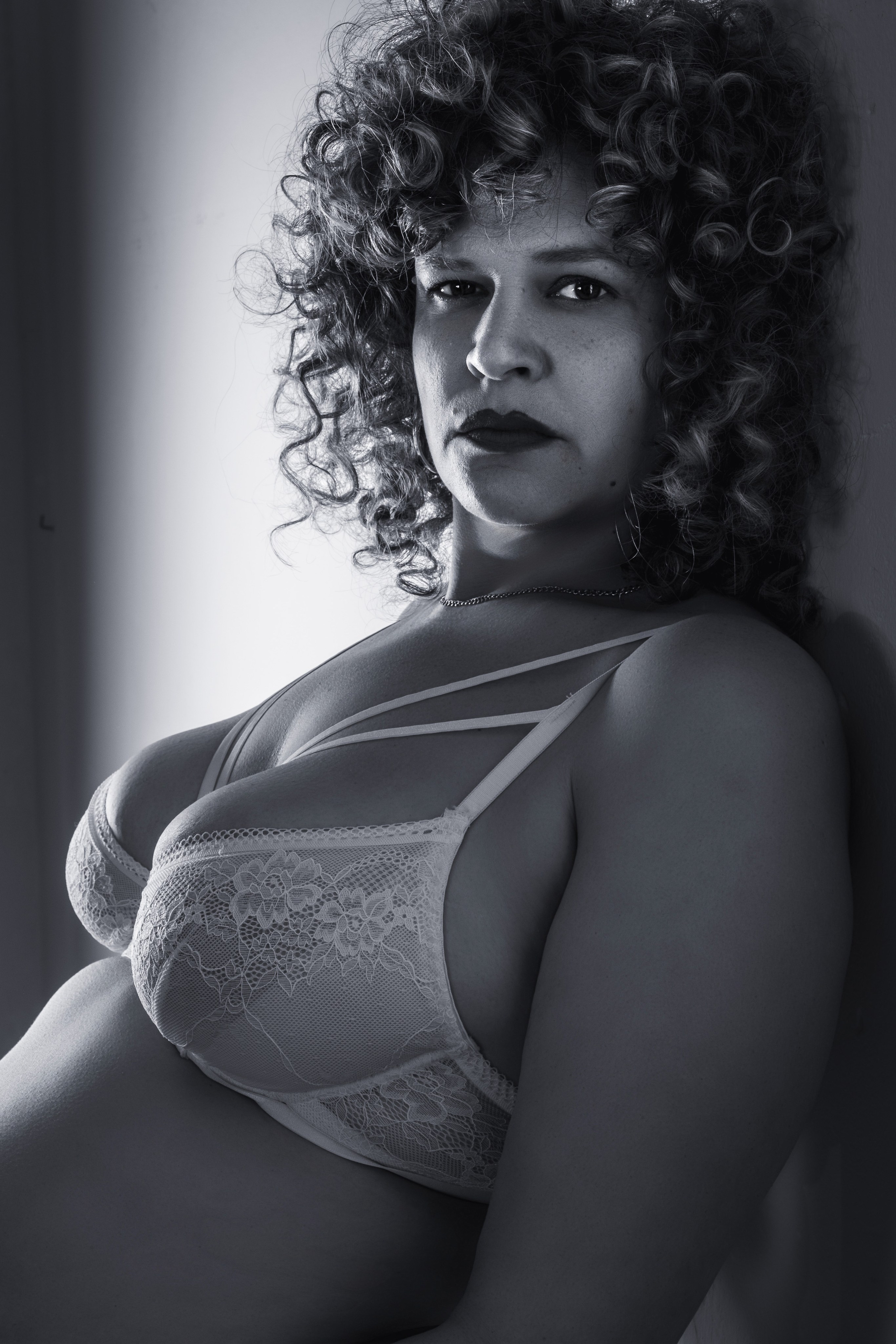 Sesión de fotografía boudoir en Gran Canaria, silueta elegante en estudio con luz dramática